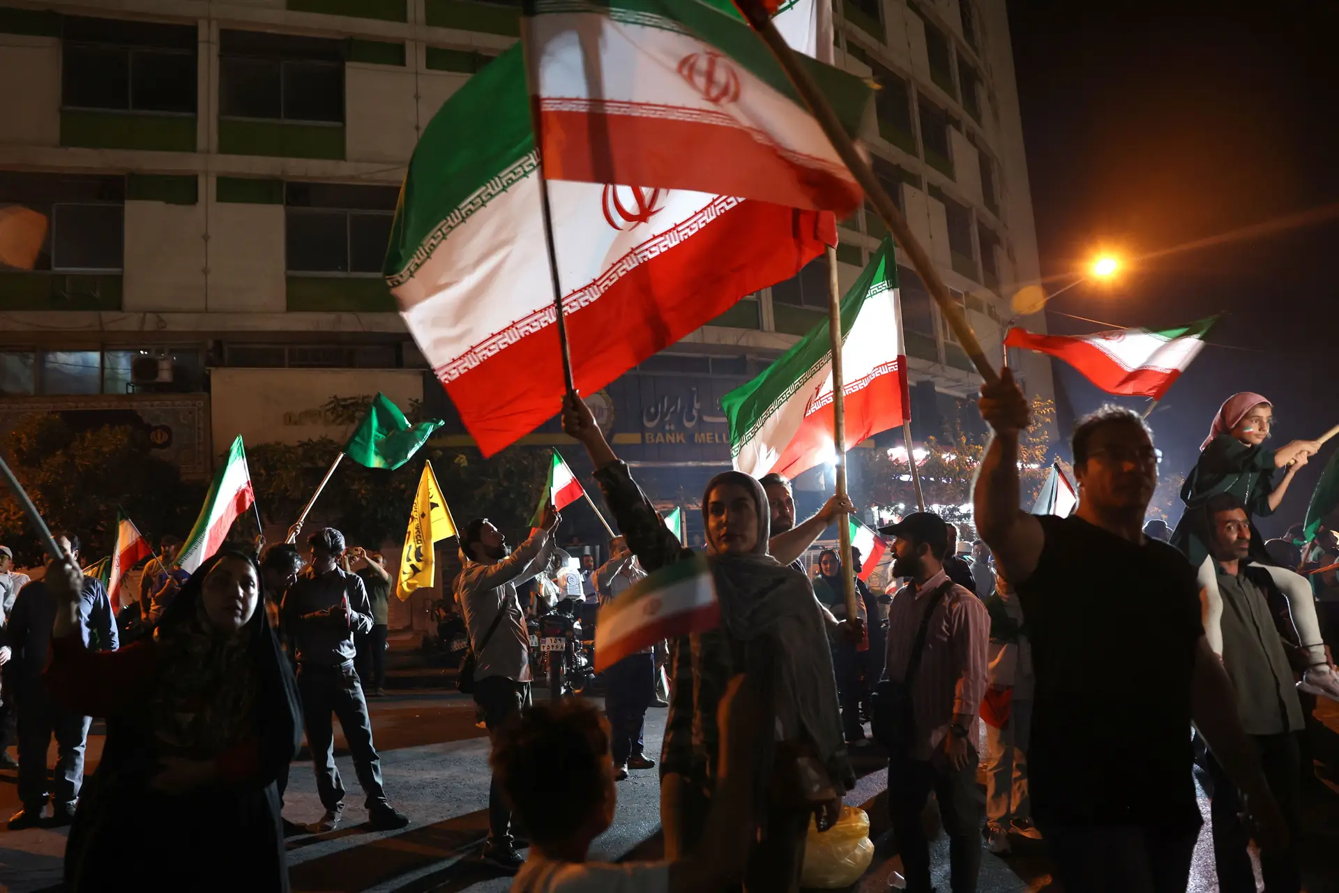 Alguns iranianos celebram nas ruas de Teerão o ataque do Irão à base militar americana no Catar