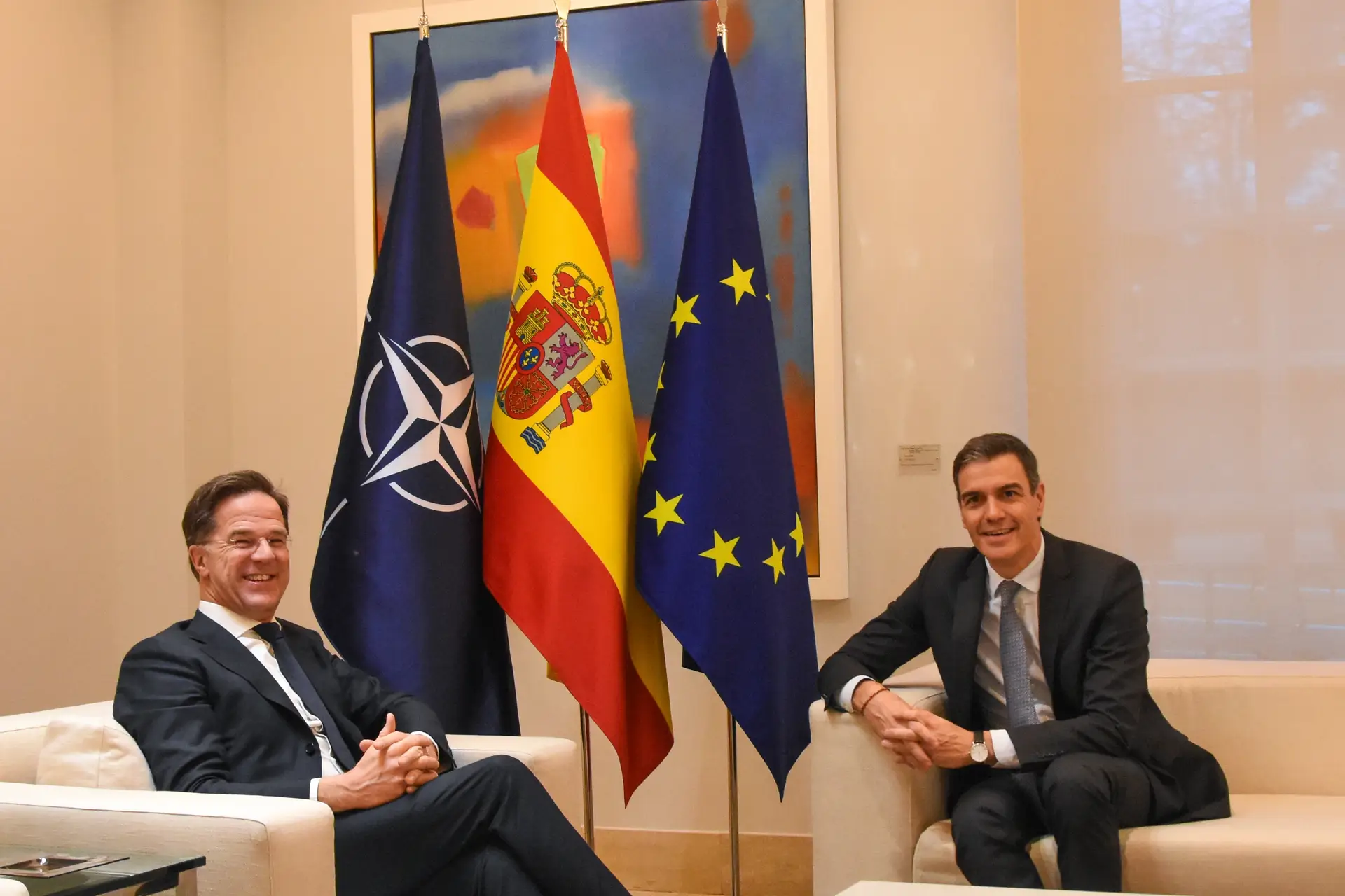 Mark Rutte, secretário-geral da NATO e Pedro Sánchez, primeiro-ministro de Espanha conseguiram desbloquear impasse sobre os 5% de investimento na Defesa, em vésperas da cimeira da NATO