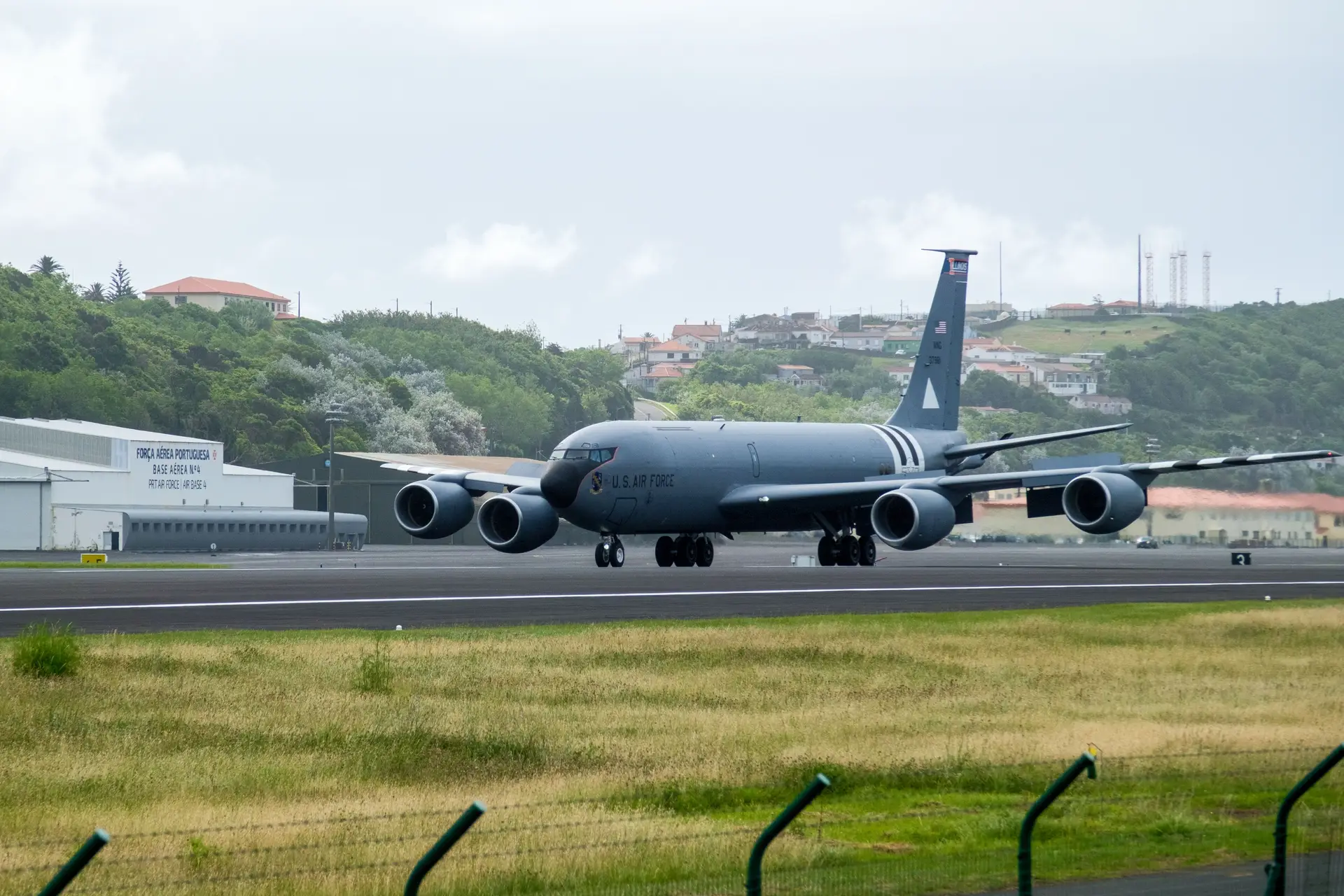 Questionar Governo sobre utilização das Lajes é “legítimo”, mas “autonomia para recusar” operações dos EUA é “muito limitada”