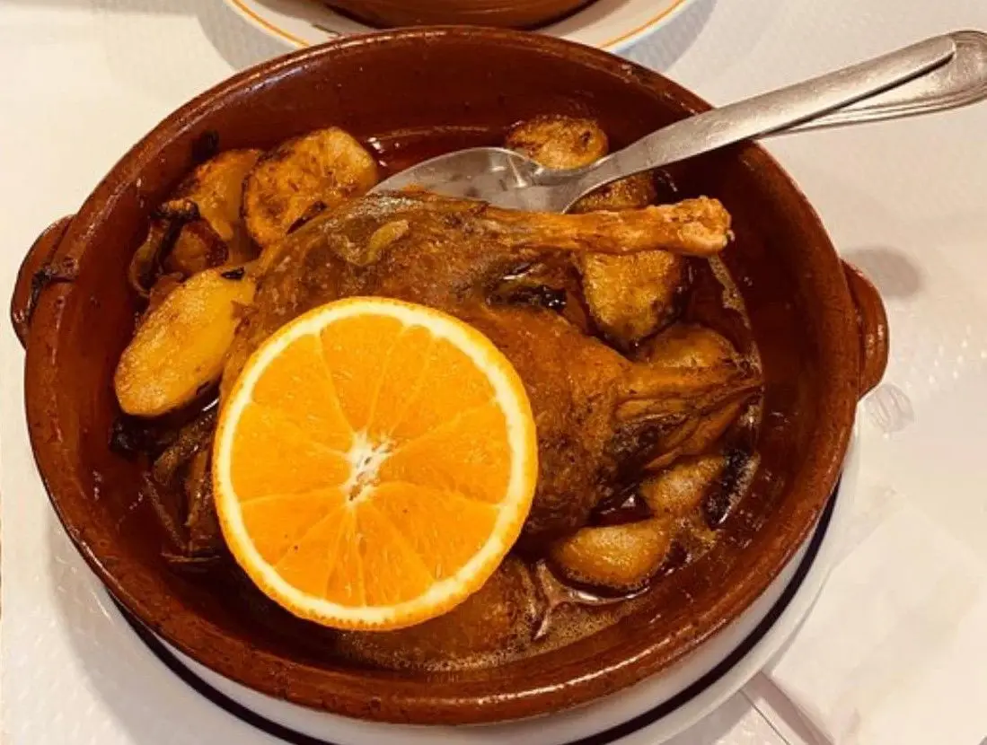 Pato no forno, no restaurante Tia Rosa, em Melides