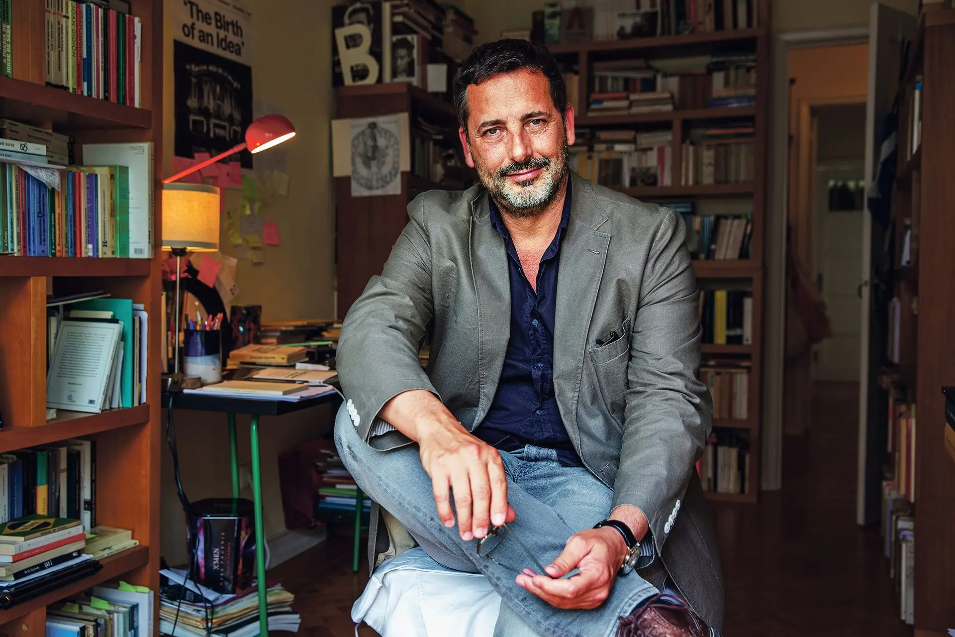 Professor de Português e de Literatura Portuguesa há 24 anos, tanto no ensino secundário como no superior, António Carlos Cortez tem criticado o atual estado da educação e da literacia na sua coluna “Direto à Leitura”, no “Diário de Notícias”. Doutorado em Ciências da Literatura pela Universidade do Minho, com uma tese sobre Gastão Cruz, é poeta e ensaísta