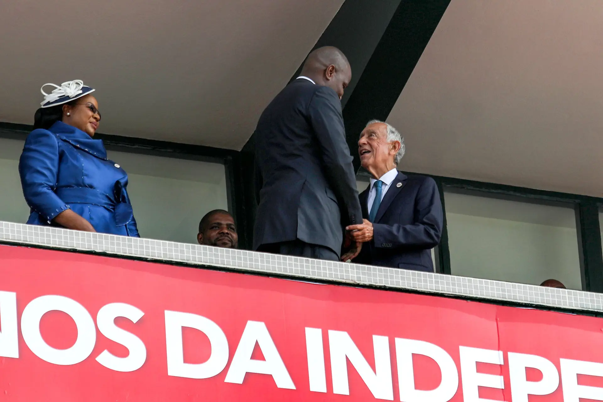 Marcelo Rebelo de Sousa cumprimenta Daniel Chapo na cerimónia popular de comemoração dos 50 anos de independência de Moçambique, perante o olhar da Primeira Dama Gueta Chapo