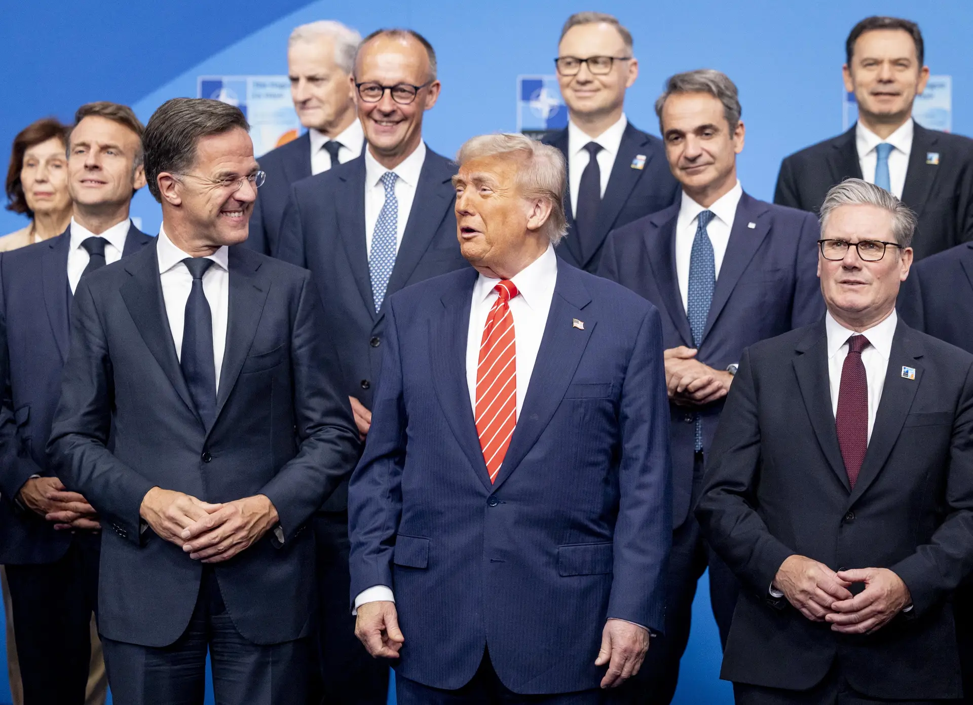 O Presidente francês Emmanuel Macron, o Chanceler alemão Friedrich Merz, o Presidente polaco Andrzej Duda, o Primeiro-Ministro grego Kyriakos Mitsotakis, o Primeiro-Ministro português Luís Montenegro (da esquerda para a direita, atrás); o chefe da NATO Mark Rutte, o Presidente dos EUA Donald Trump e o Primeiro-Ministro britânico Keir Starmer (da esquerda para a direita, à frente) posam para uma foto de grupo no World Forum antes da Cimeira da NATO em Haia, Países Baixos