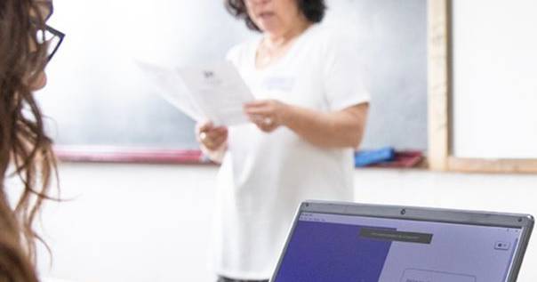 Com o relógio em contagem decrescente, diretores, pais e alunos desesperam por informações