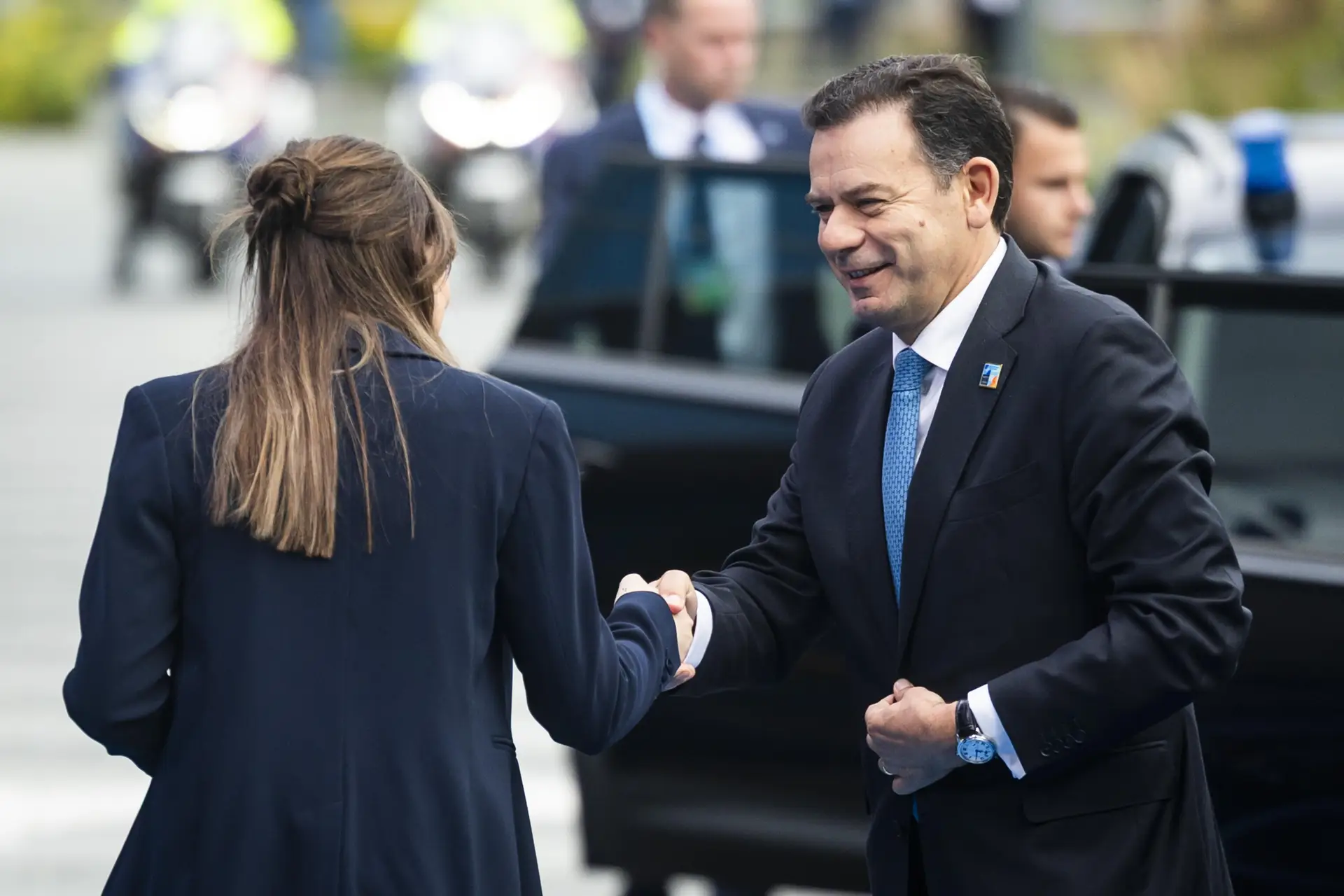 Luís Montenegro na chegada à cimeira da NATO, em Haia