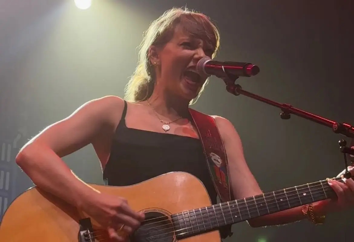 Não, Taylor Swift não tocou guitarra com alça de Quim Barreiros
