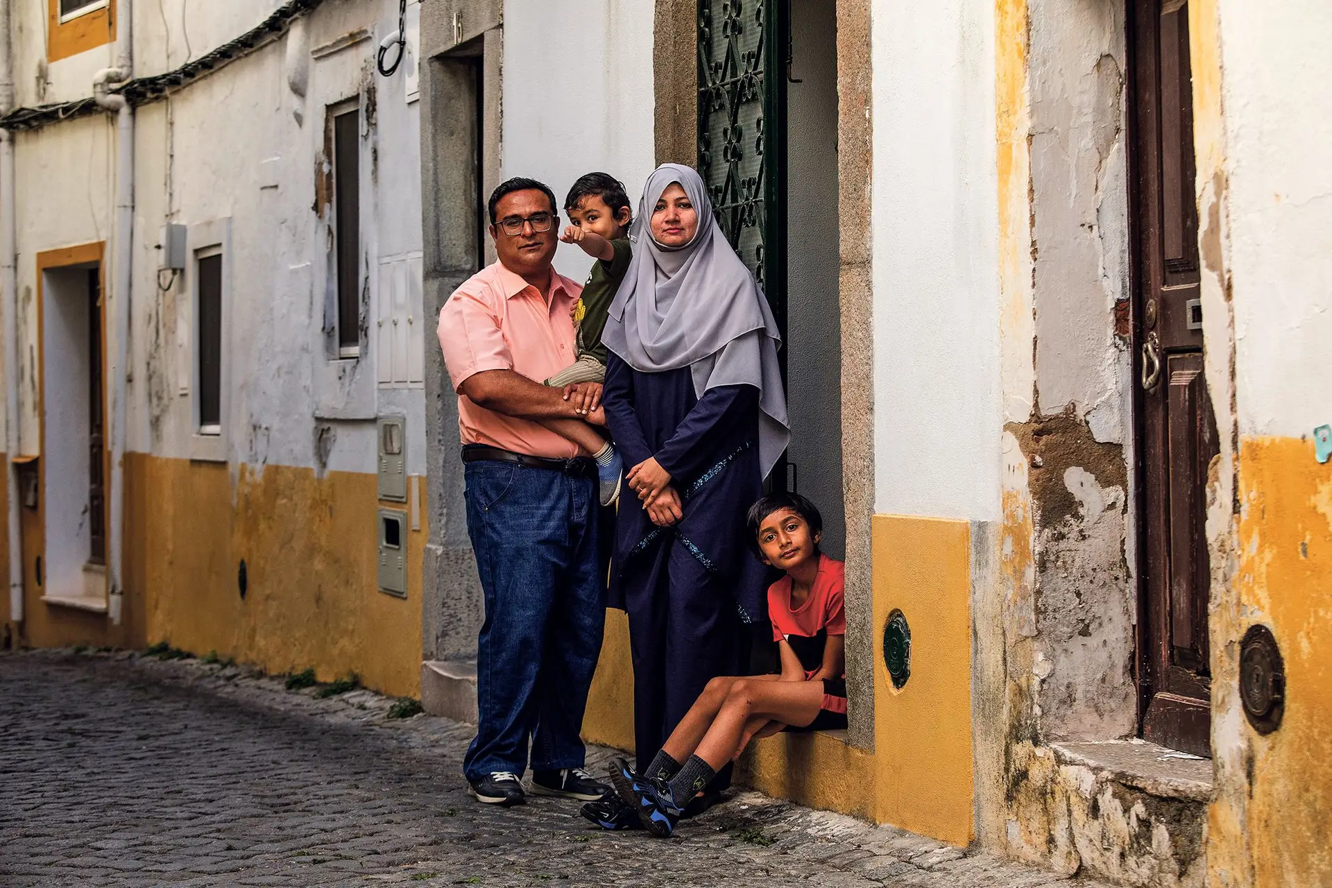 Asad e Aisha, um casal paquistanês, com os filhos, Zaryab (ao colo) e Xerxes, no centro histórico de Elvas