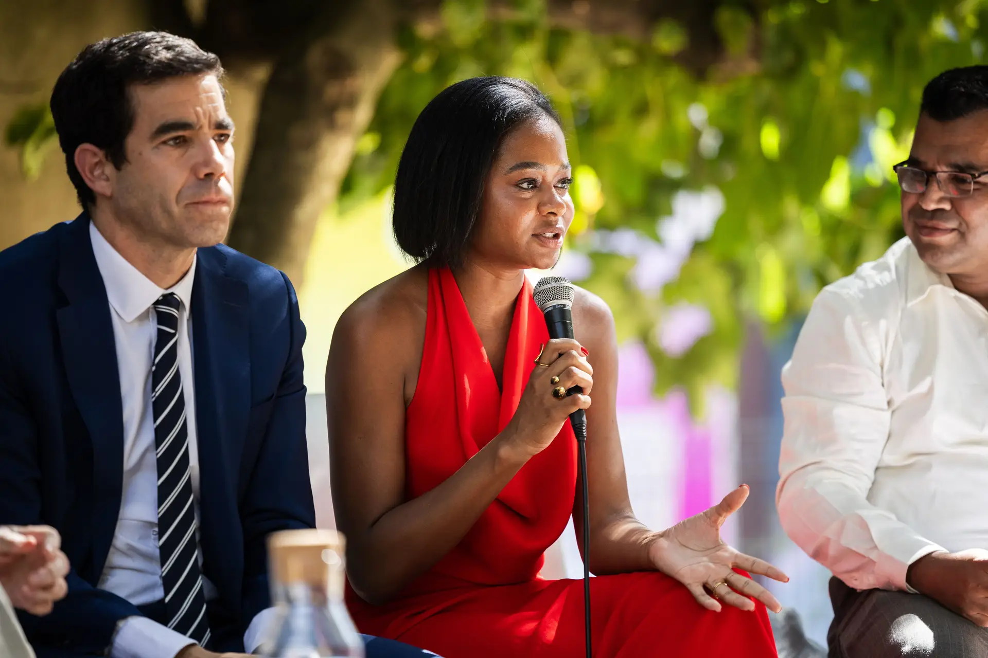 António Leitão Amaro, ministro da Presidência, com Ana Paula Costa, da Casa do Brasil, e o jornalista Farid Amed Patwary (Bangladesh), no evento do Migrant Media Projet