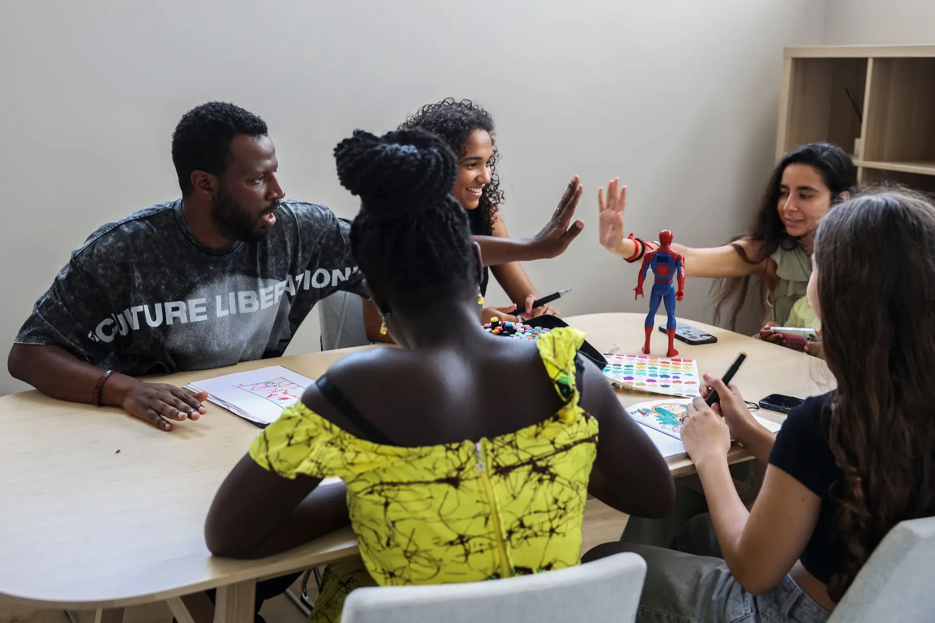 Dino D'Santiago criou a associação 'Mundu Nôbu' para ajudar jovens de comunidades menos representadas a atingirem todo o seu potencial. Atualmente, dá espaço a cerca de 100 jovens.