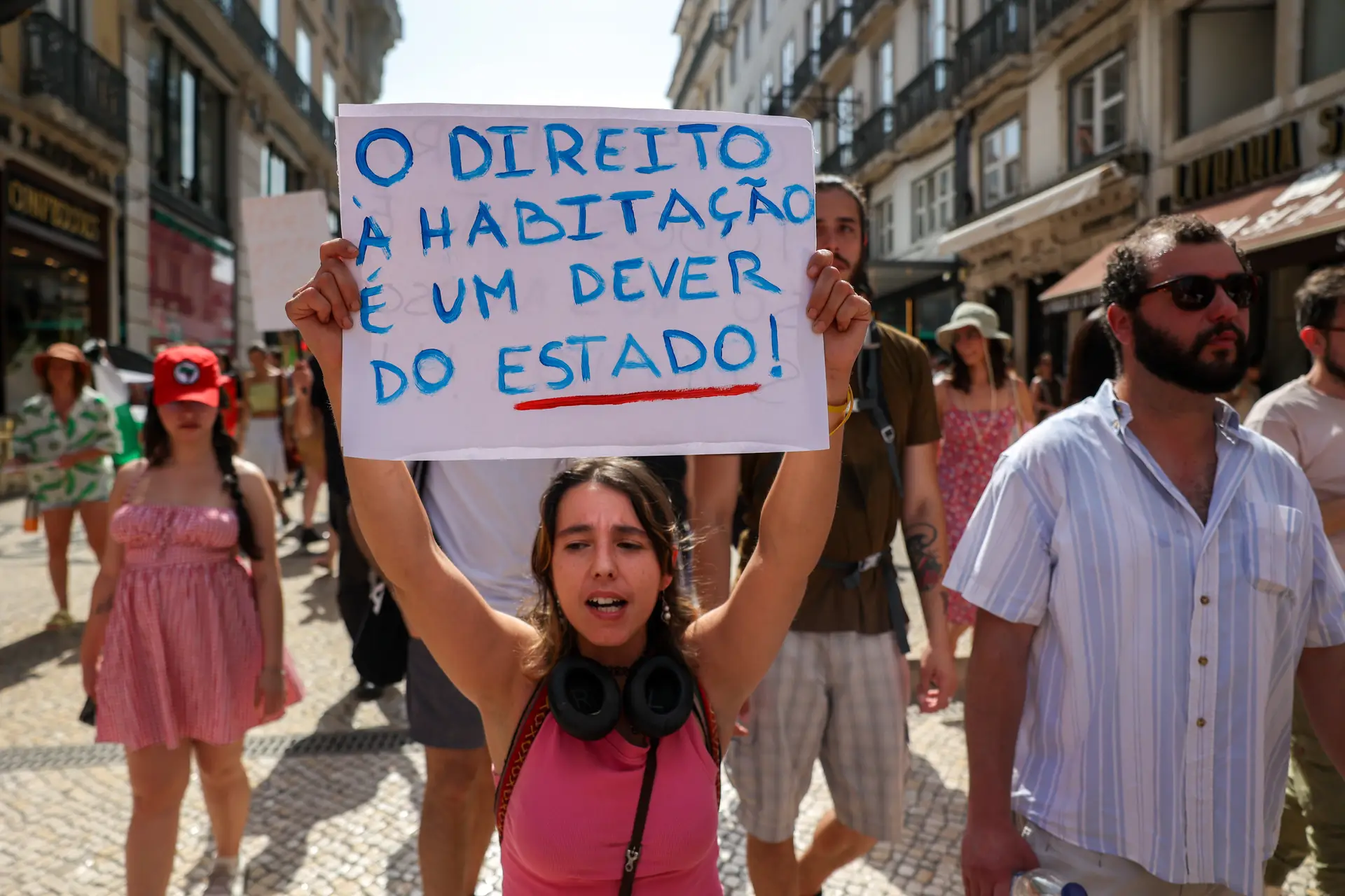 Centenas de pessoas manifestam-se em Lisboa em defesa do direito à habitação