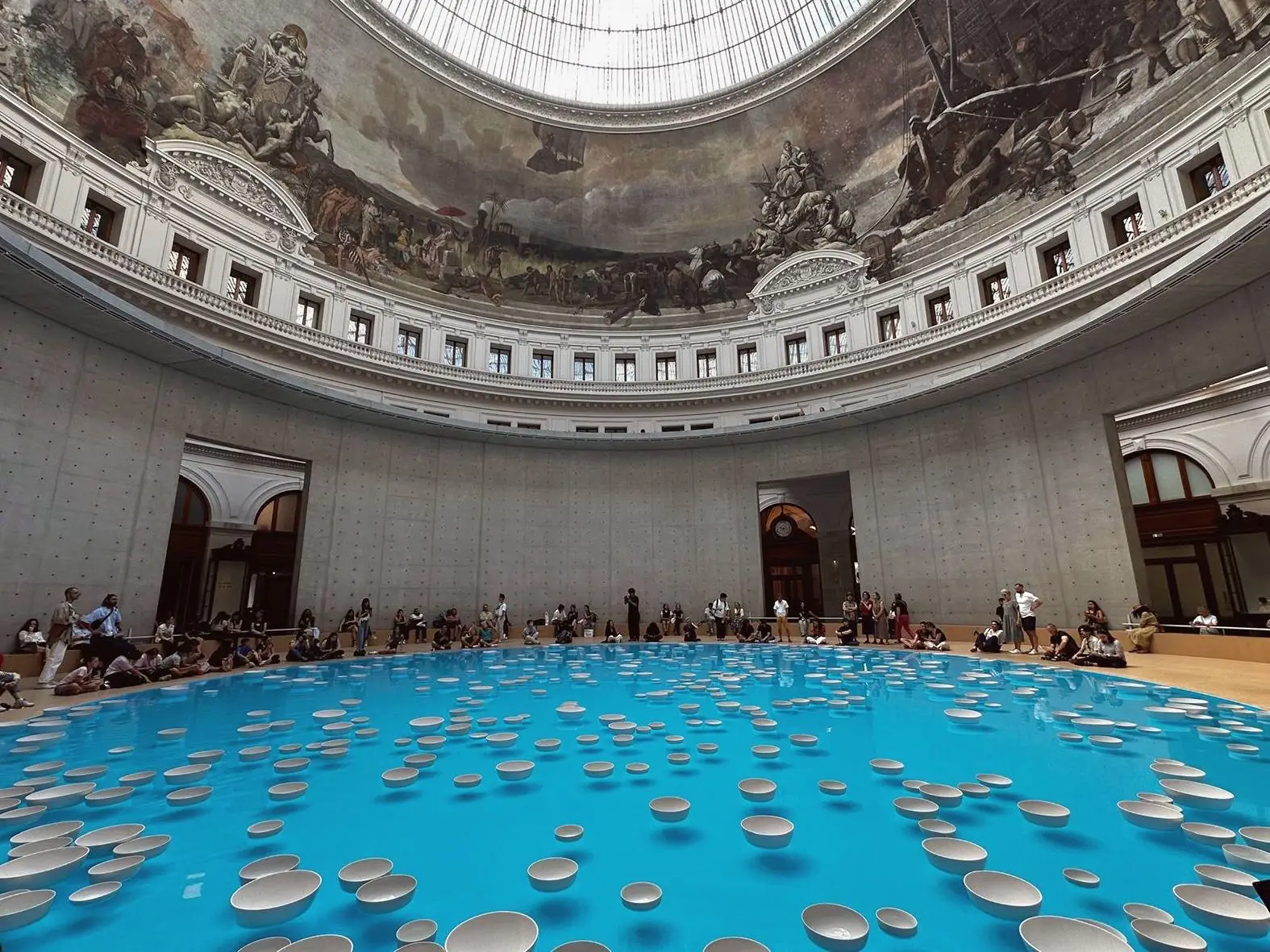 Design: um postal de Paris em noite de tempestade, por Guta Moura Guedes