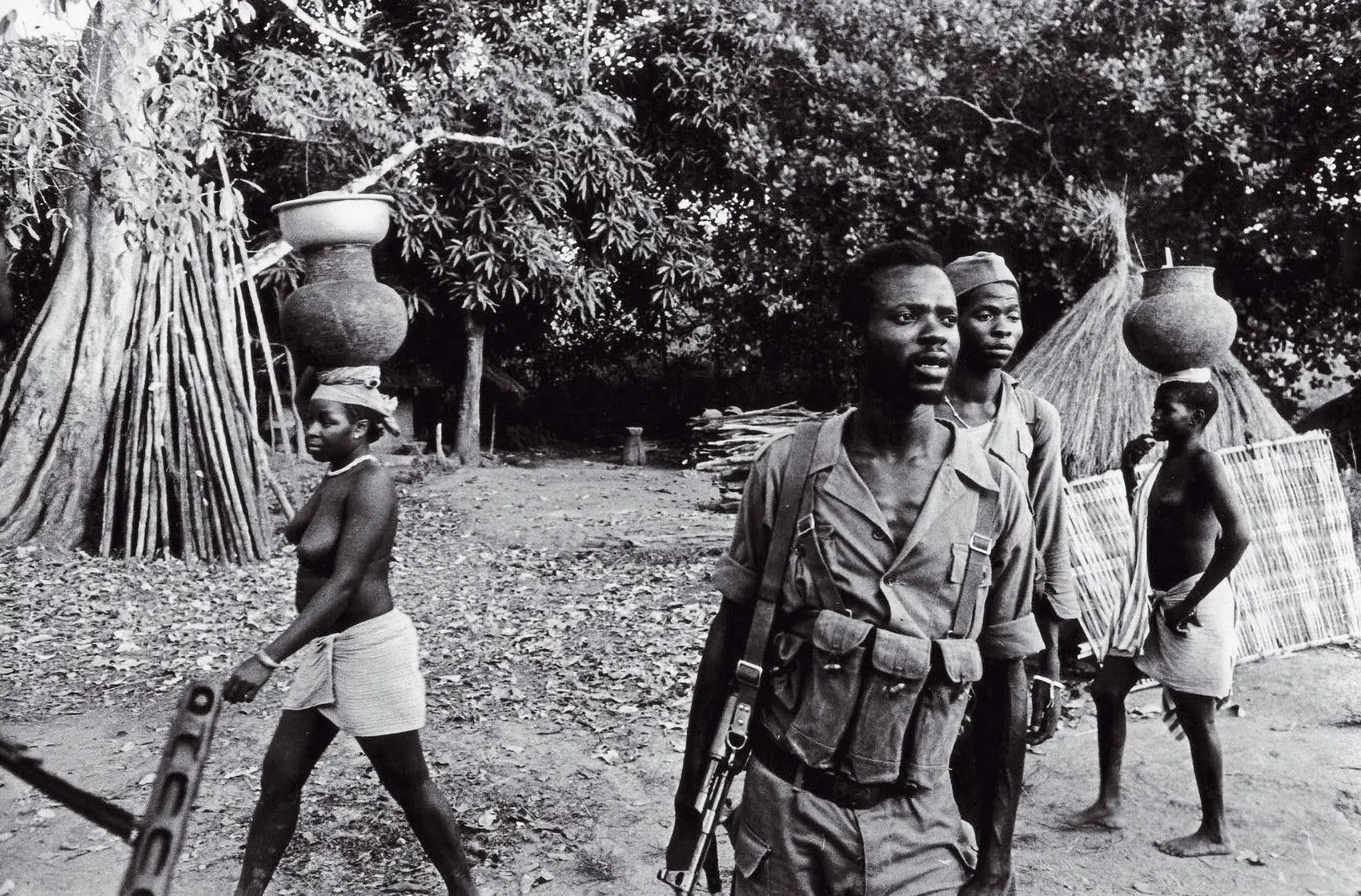 Em 1970, uma deputada, um fotógrafo, um investigador e um membro da juventude social-democrata da Suécia viajaram até à Guiné. Trouxeram um retrato de parco desenvolvimento 