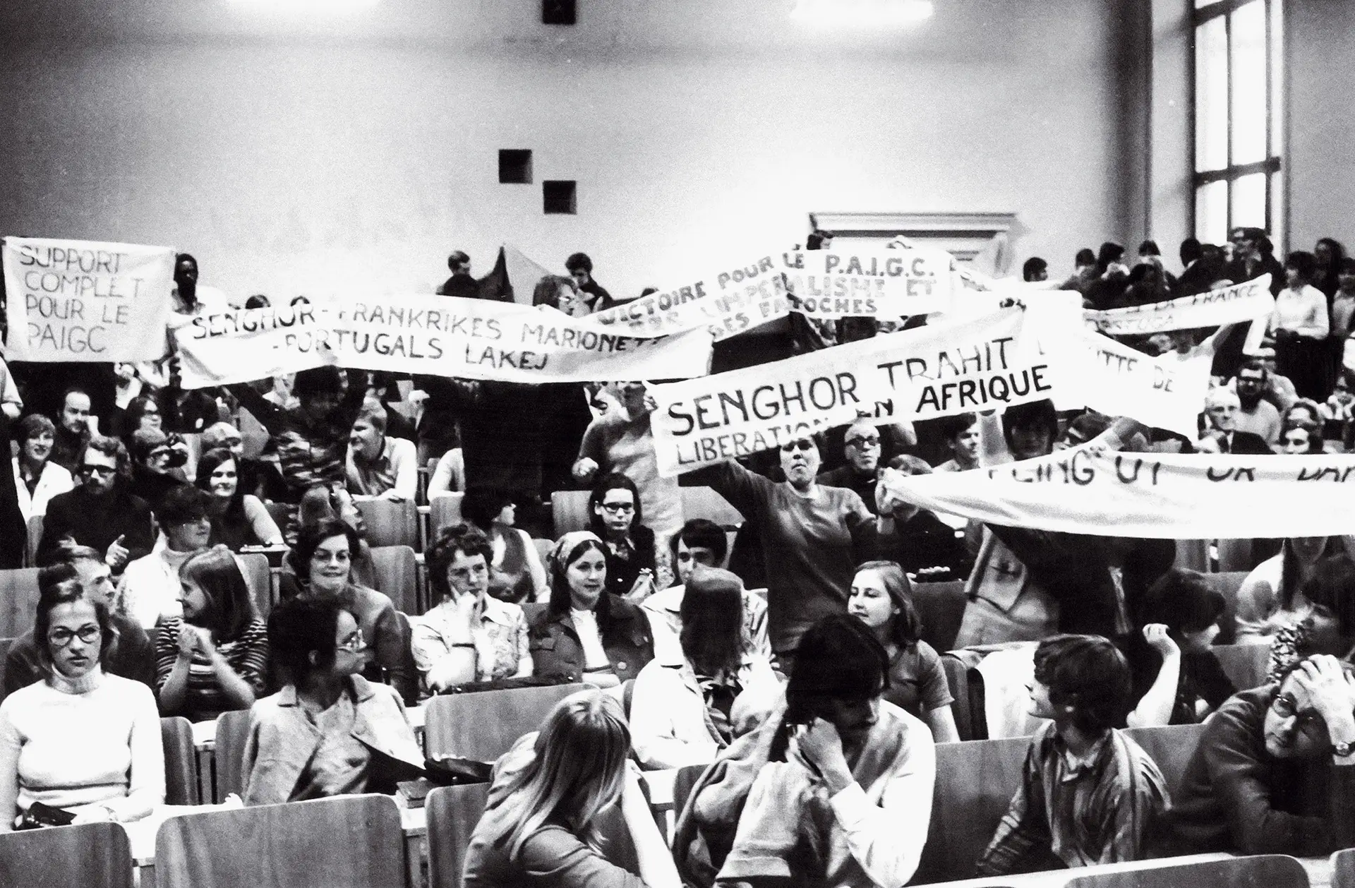 Manifestação na Universidade de Uppsala, na Suécia, motivada pela presença de Léopold Senghor, presidente do Senegal, considerado por alguns estudantes “lacaio de Portugal”, como se lê numa das tarjas Sture