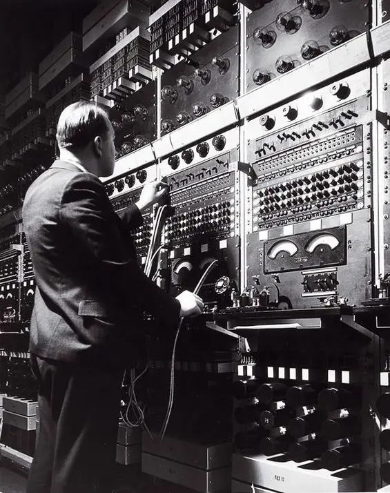 Técnico da AT&T, em Nova Iorque, na primeira metade do século XX. Enquanto as grandes navegações permitiam dominar regiões do mundo geograficamente separadas, a telegrafia permitia separar  a transmissão da informação dos próprios seres humanos