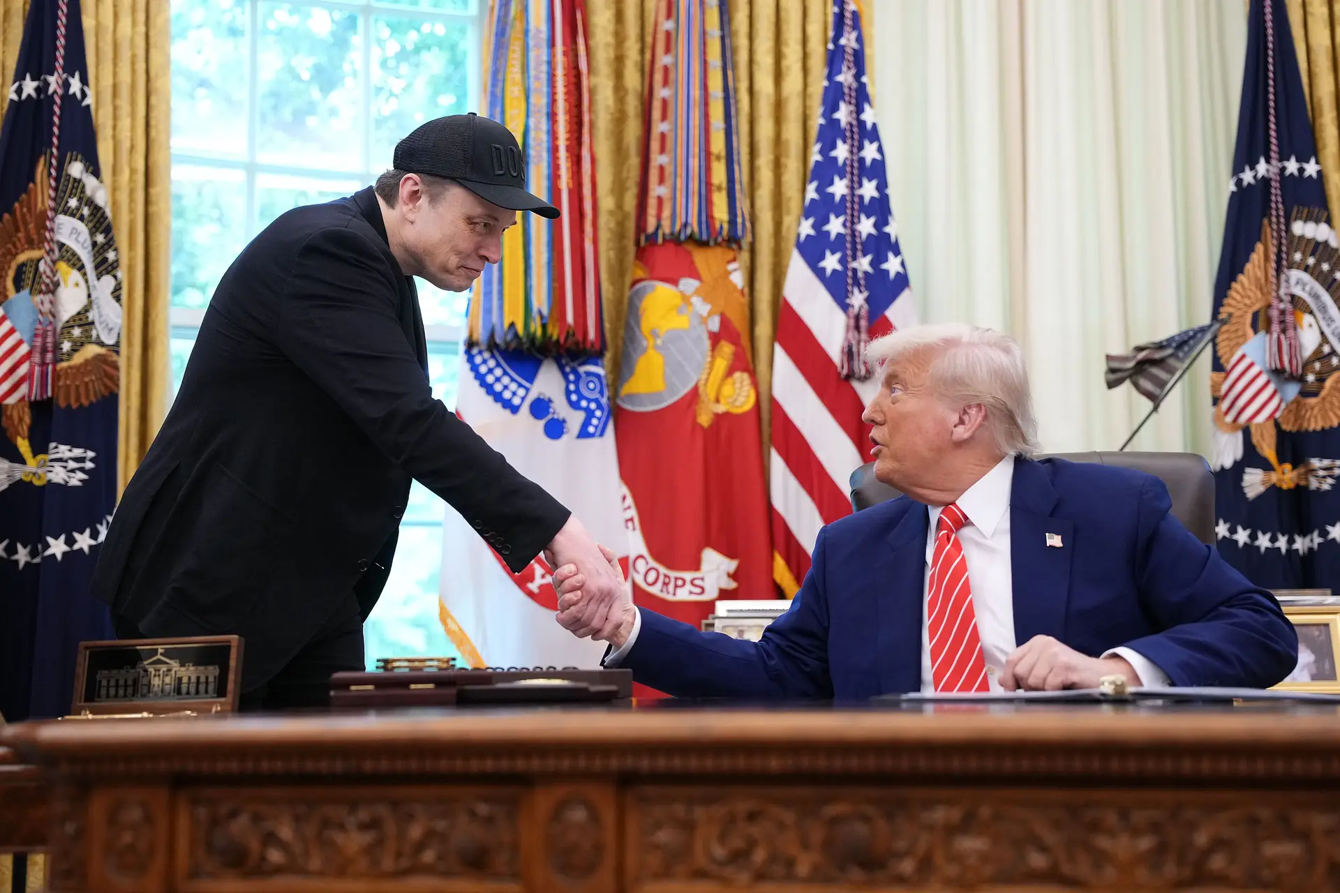 Quando tudo parecia ir bem entre Musk e Trump, numa das múltiplas aparições juntos na Sala Oval
