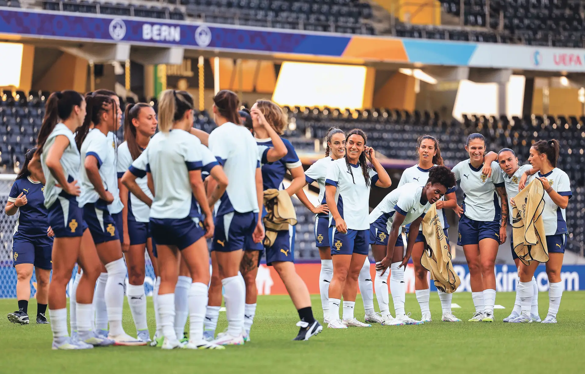 Seleção nacional a treinar no relvado do Wankdorf, estádio onde se estreou no Europeu esta quinta-feira