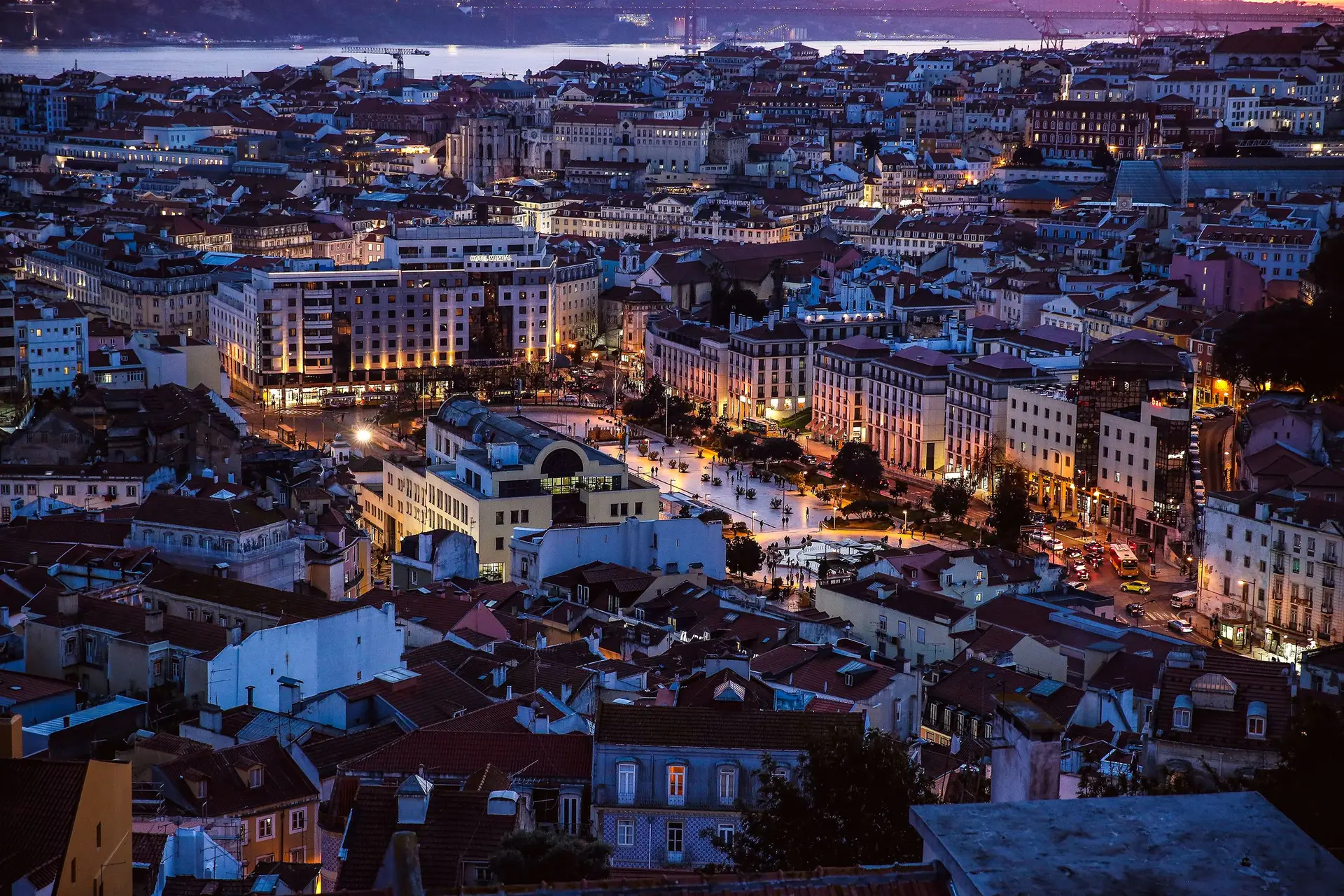 Dados do INE indicam dinâmicas distintas na compra de casa em Portugal por residentes na UE e fora da UE