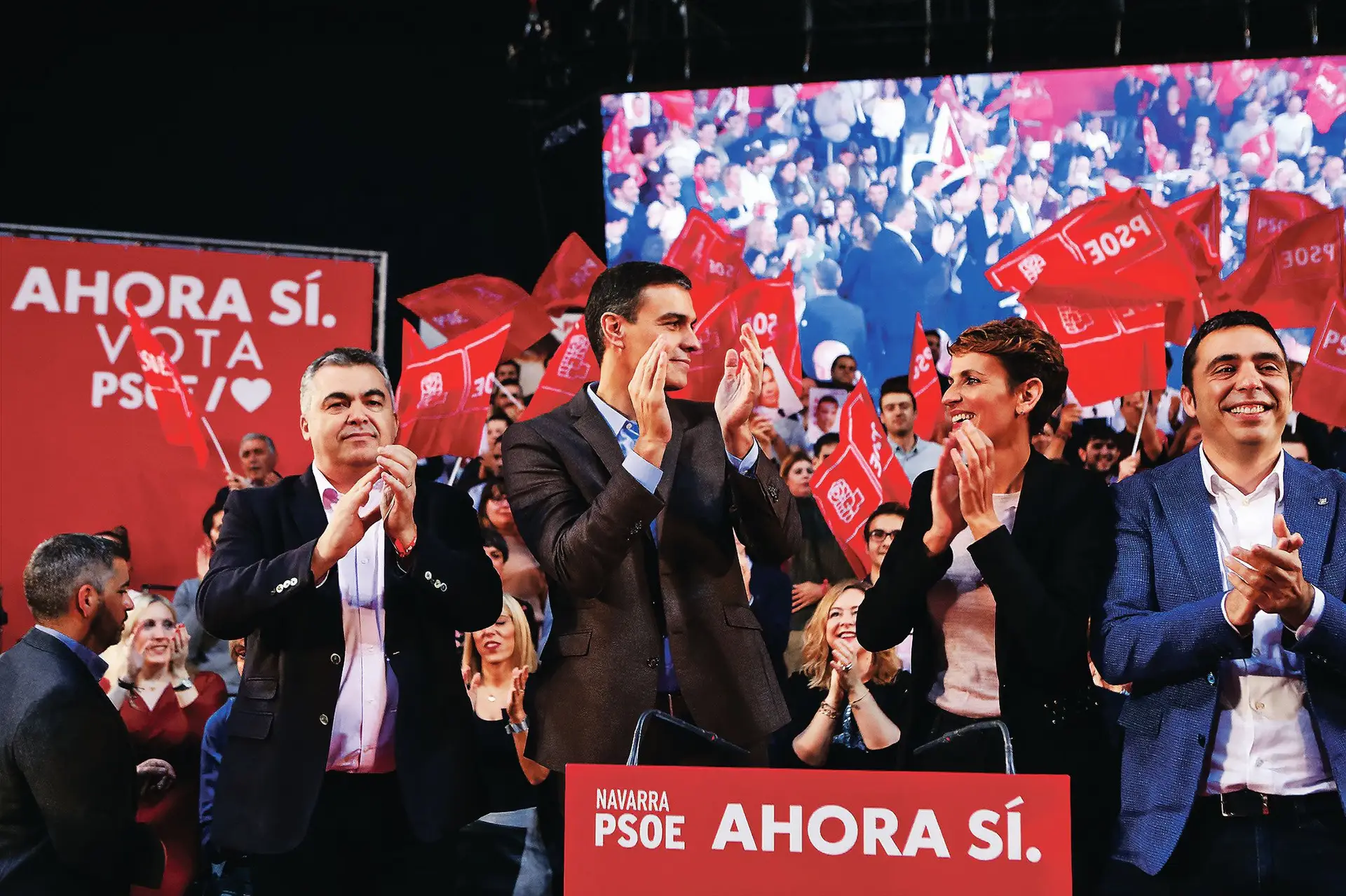 O primeiro-ministro espanhol tenta paliar o escândalo gerado pela prisão do seu colaborador Santos Cerdán, à esquerda na imagem