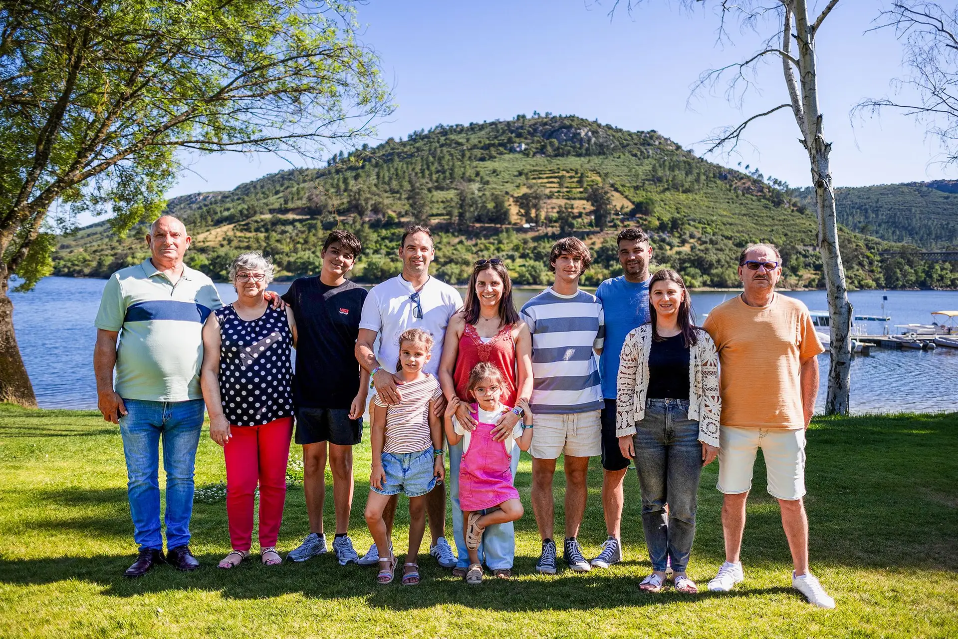 A família Martins: os avós Francisco e Adélia; o neto Simão; Ricardo com a mulher, Cristiana, e as duas filhas (Maria Inês e Maria Francisca); o neto Tiago, ao lado dos pais, Hugo e Cátia, e do avô materno, José