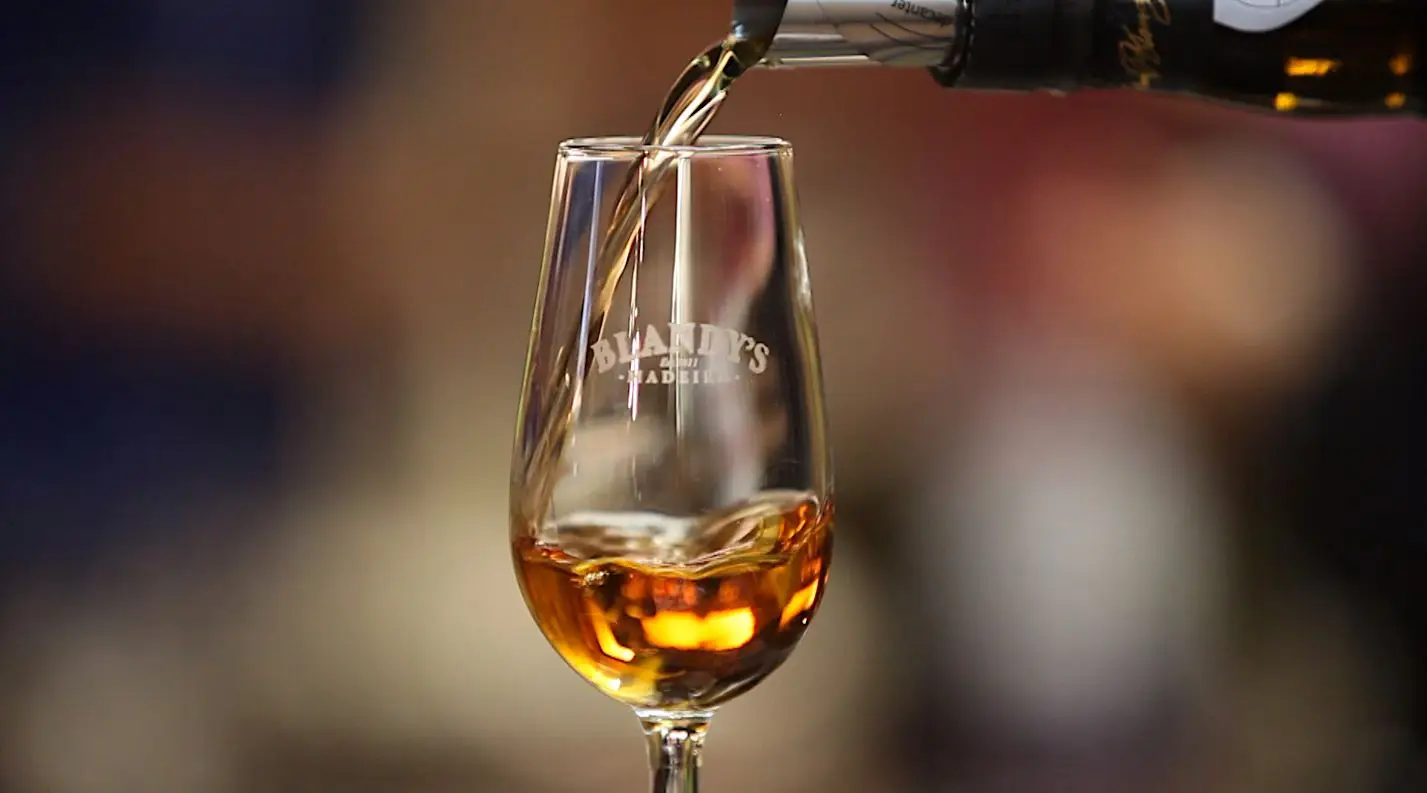 Grupo francês Hennessy, enfrentará um imposto de 34,9%. As casas Rémy Martin e Martell serão taxadas em 34,3% e 27,7%