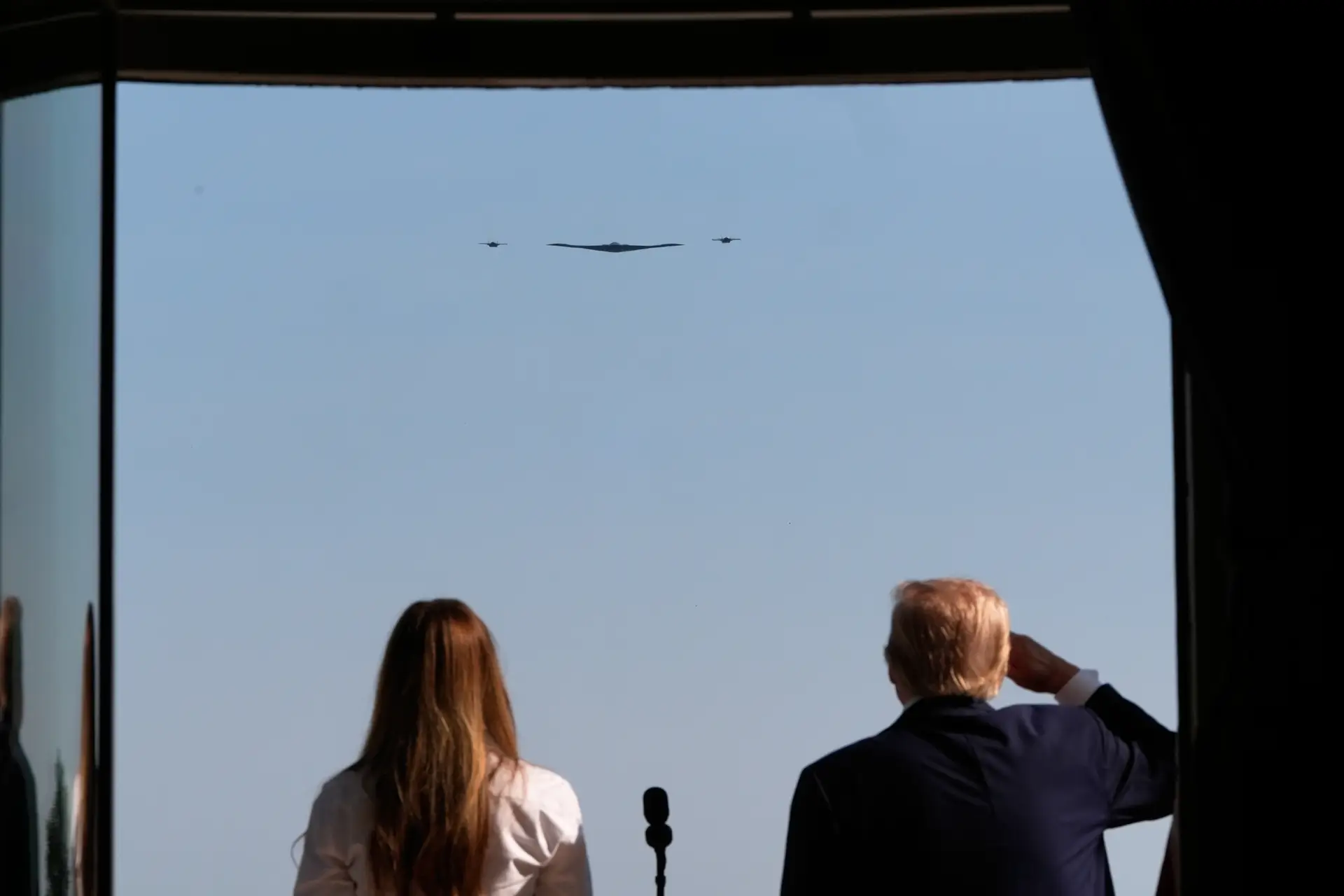 Trump celebra assinatura da “grande e bela lei” em festa do Dia da Independência — e com bombardeiro que atacou Irão