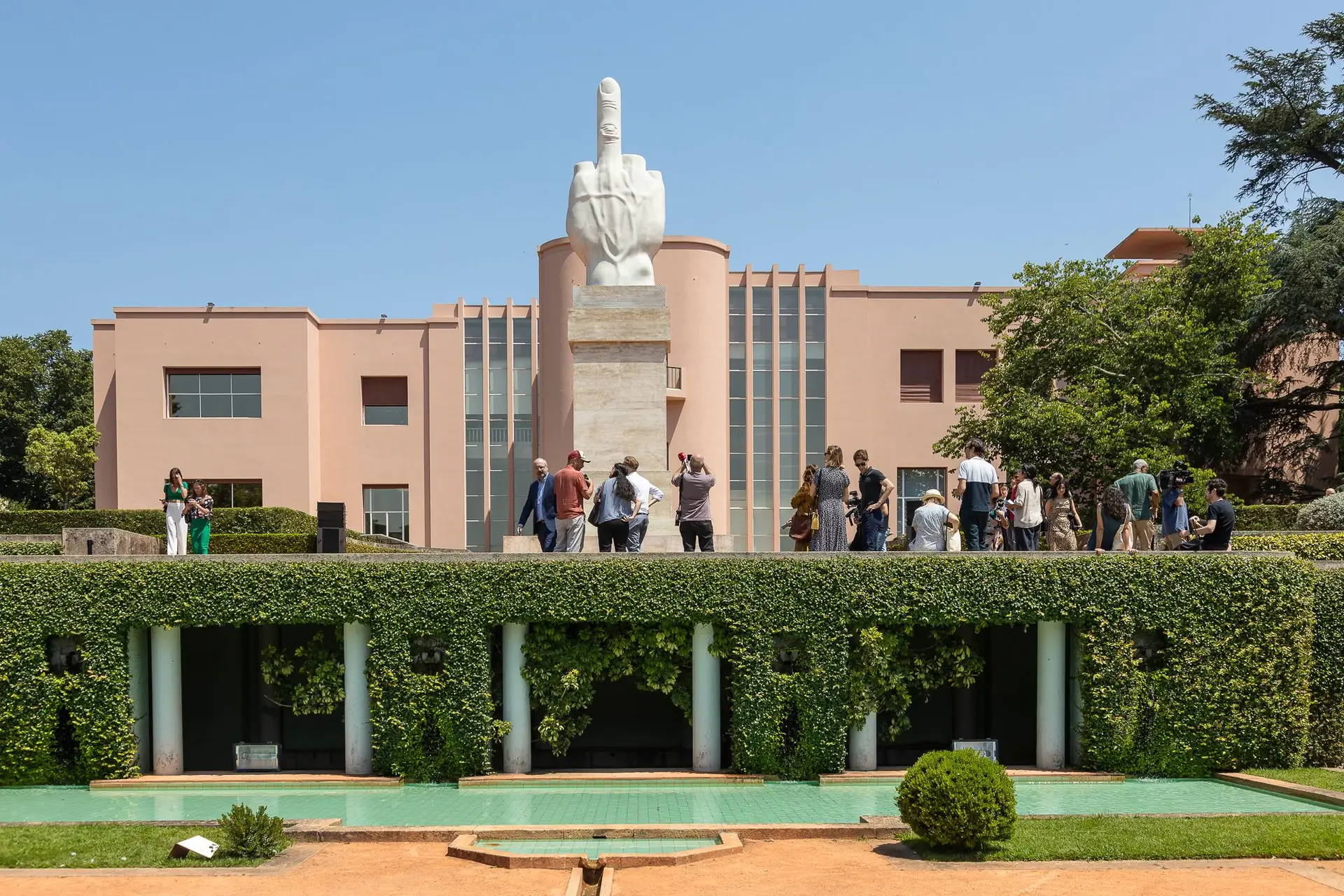 L.O.V.E. (2010), uma réplica da imponente escultura que enfrenta a Bolsa de Valores Italiana, em Milão