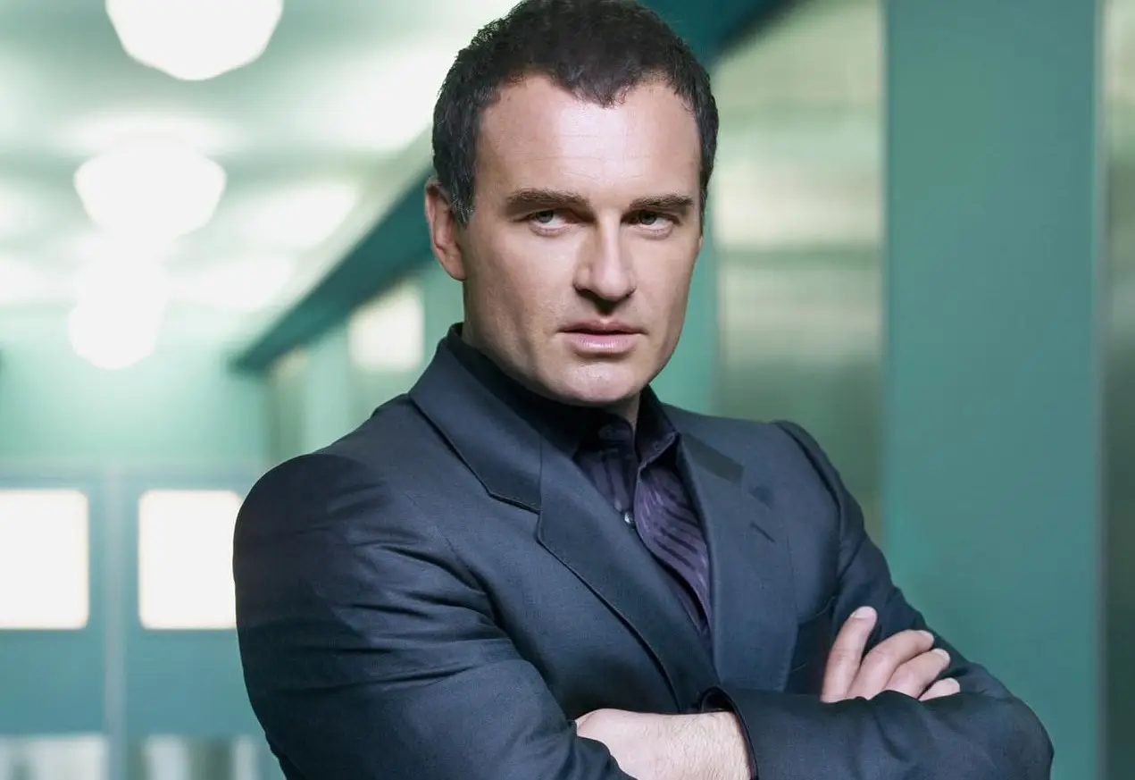Morreu Julian McMahon, protagonista da série “Nip/Tuck”
