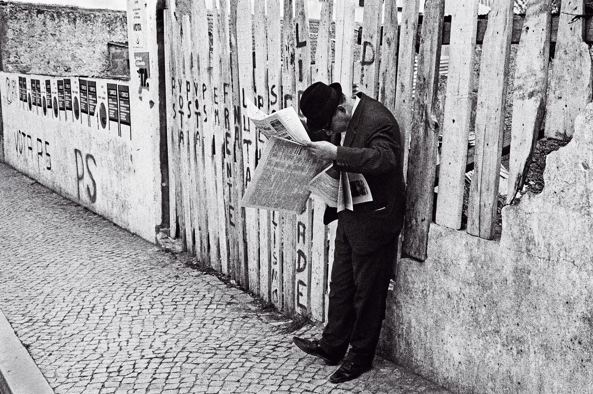 Postais do 25 de Abril e do PREC: o olhar estrangeiro sobre a revolução portuguesa, 1974-75