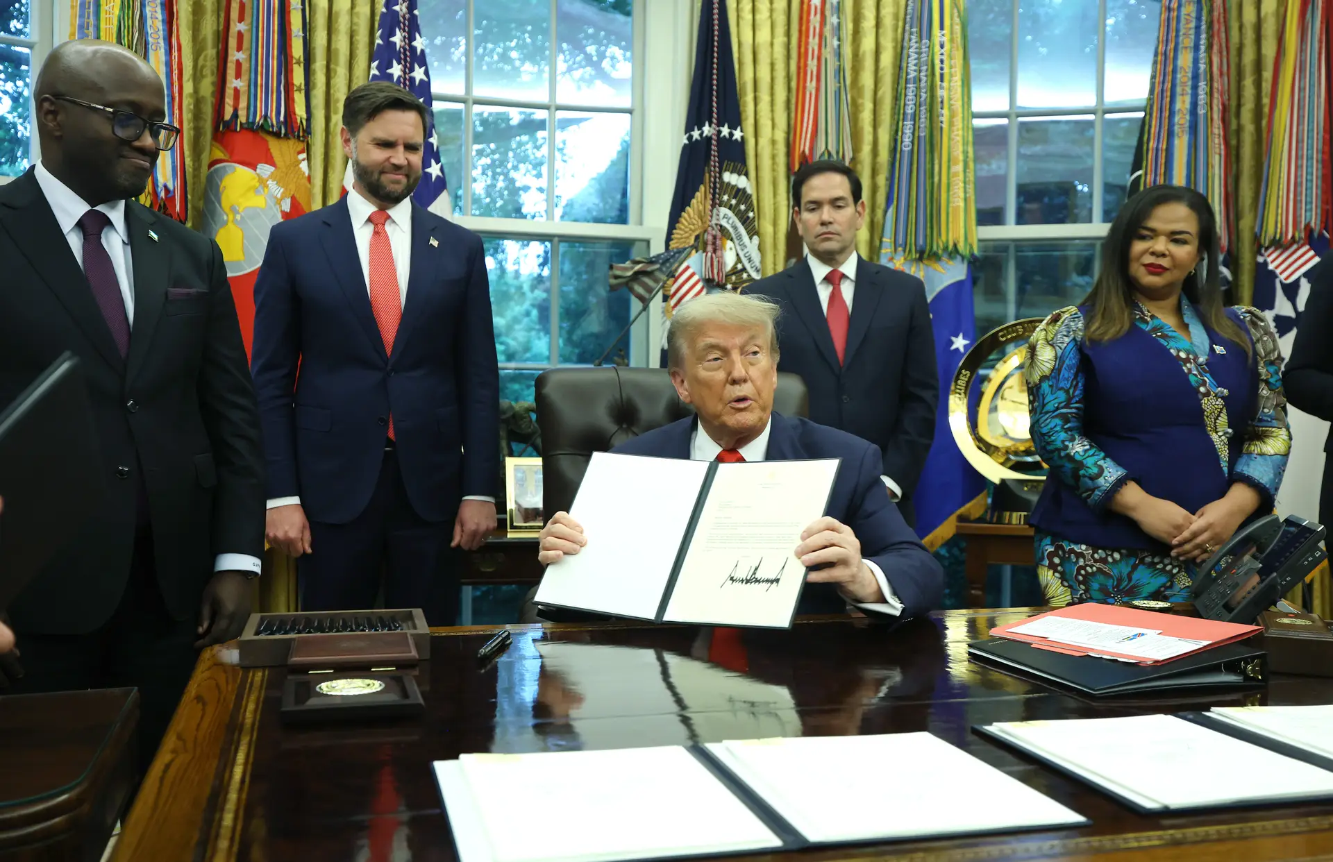 Donald Trump reúne-se com o ministro dos Negócios Estrangeiros e Cooperação do Ruanda, Olivier Nduhungirehe, e a ministra dos Negócios Estrangeiros da República Democrática do Congo, Thérèse Kayikwamba Wagner
