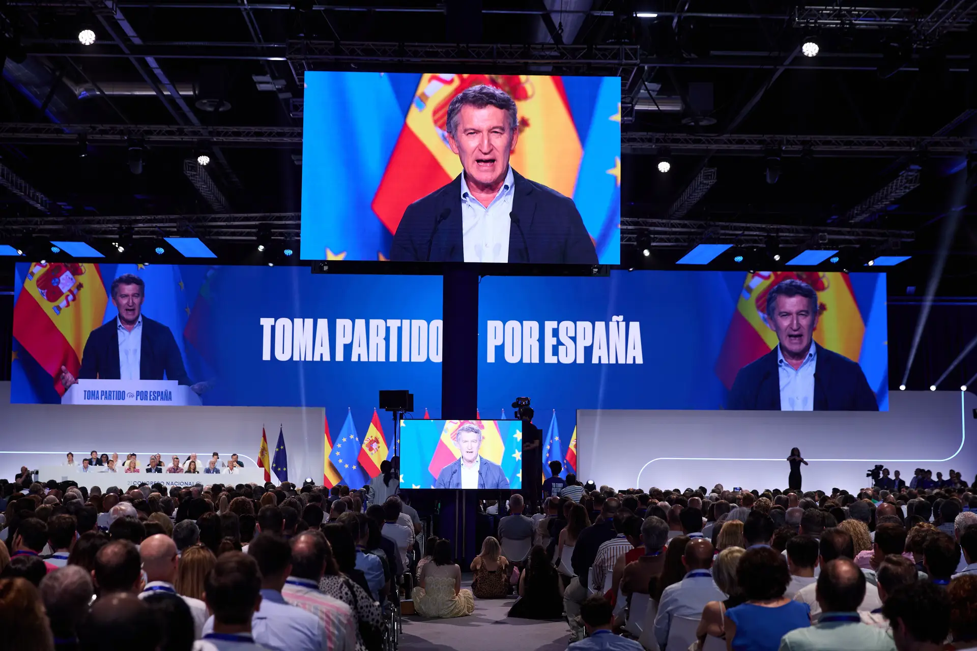 O presidente do PP, Alberto Nuñez Feijóo, foi aclamado pelo XXI Congresso Nacional do partido, em Madrid
