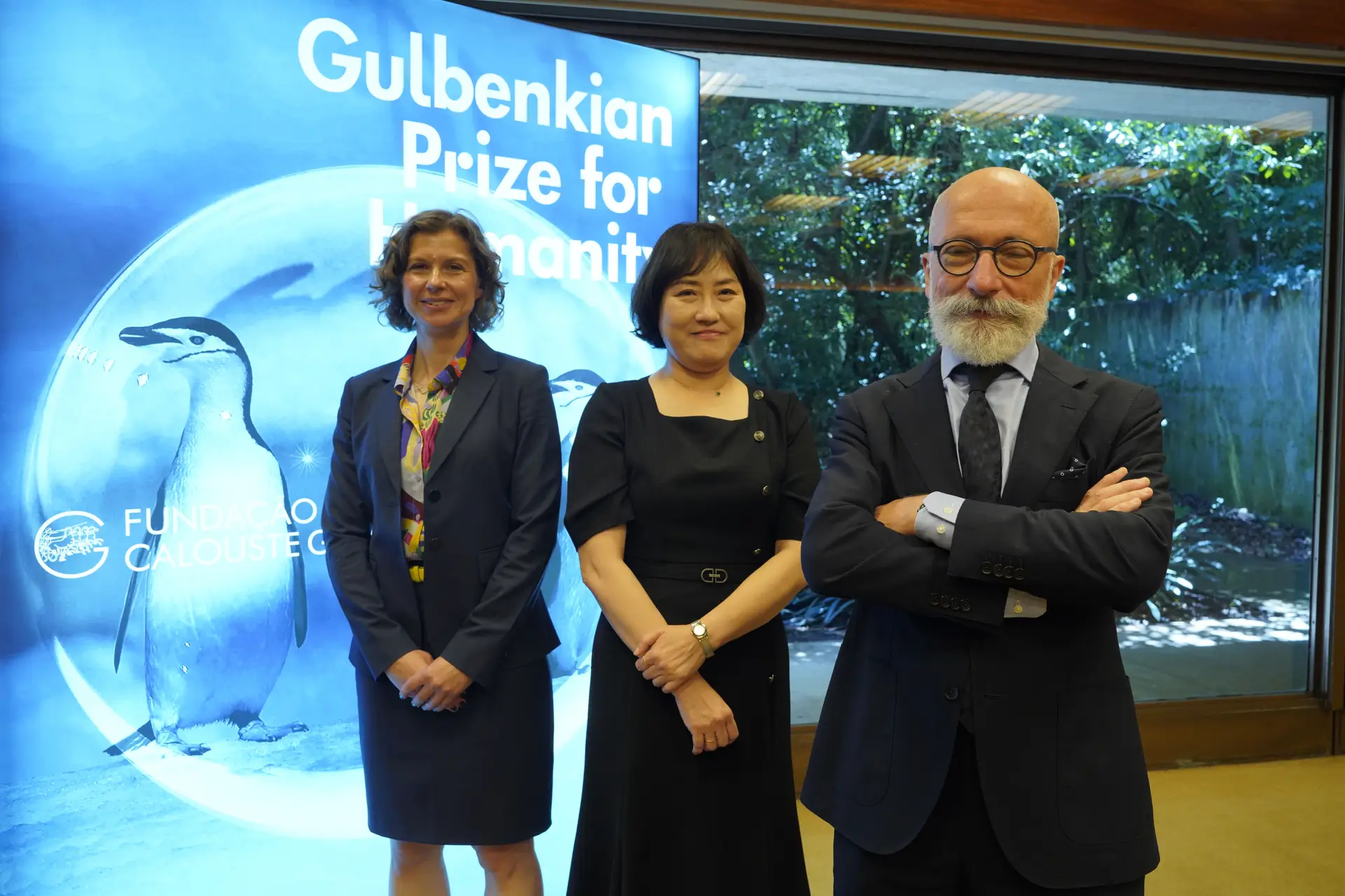 Claire Christian, Eunhee Kim e Ricardo Roura, três dos membros da  Antarctic and Southern Ocean Coalition (ASOC) que venceu o Prémio Gulbenkian para a Humanidade 2025