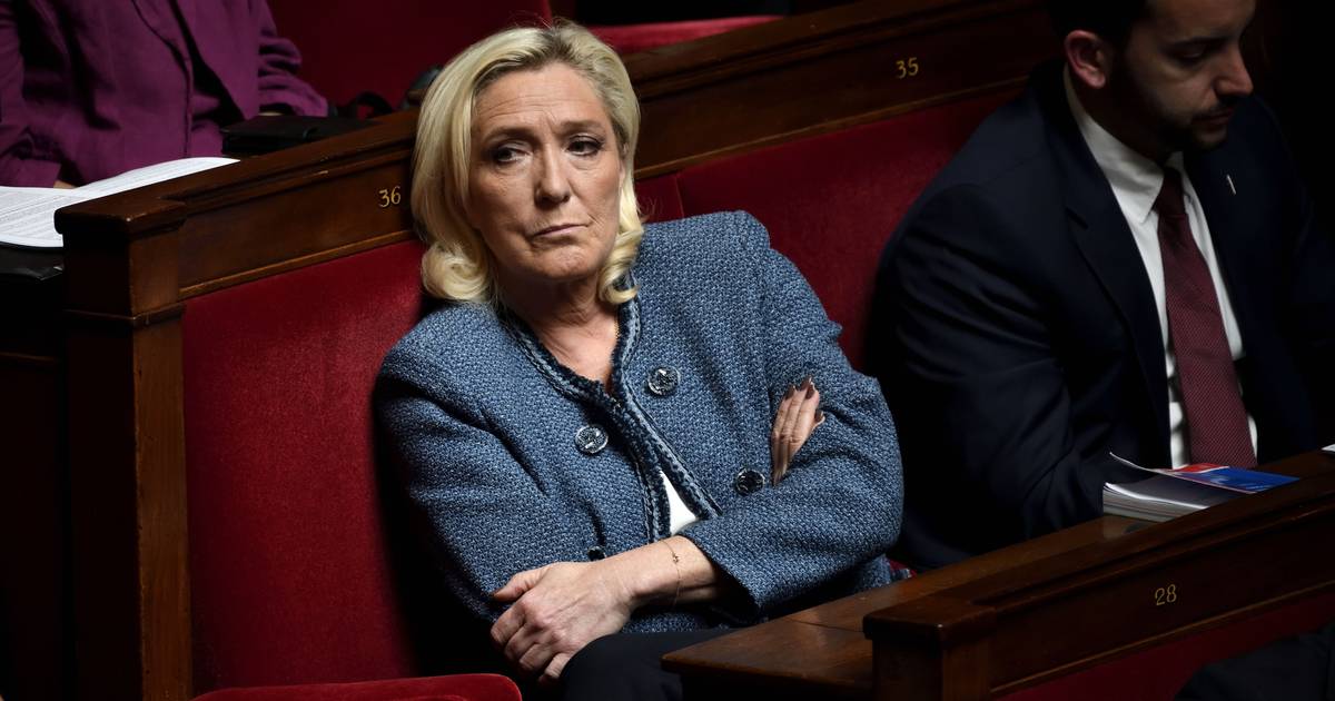 Marine Le Pen defende dissolução da Assembleia Nacional francesa após demissão de Lecornu