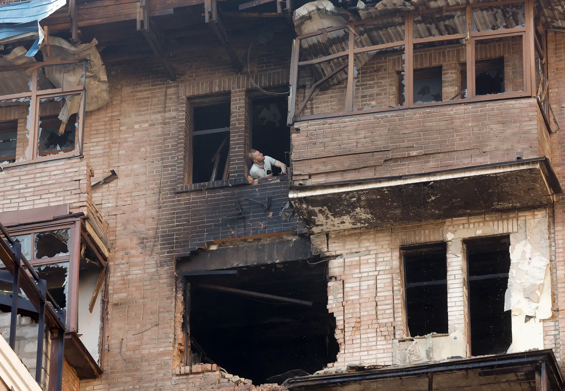 Ataque russo com mísseis e drones a Kiev faz pelo menos dois mortos, Zelensky pede mais sanções