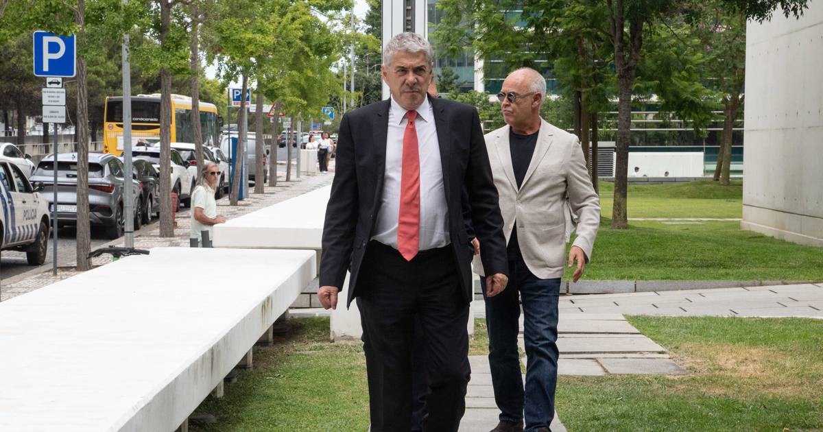Bar Association admits it is “likely” Sócrates will have a new court-appointed lawyer before the trial resumes