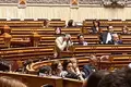 O amor está no ar e o desespero vive no Parlamento