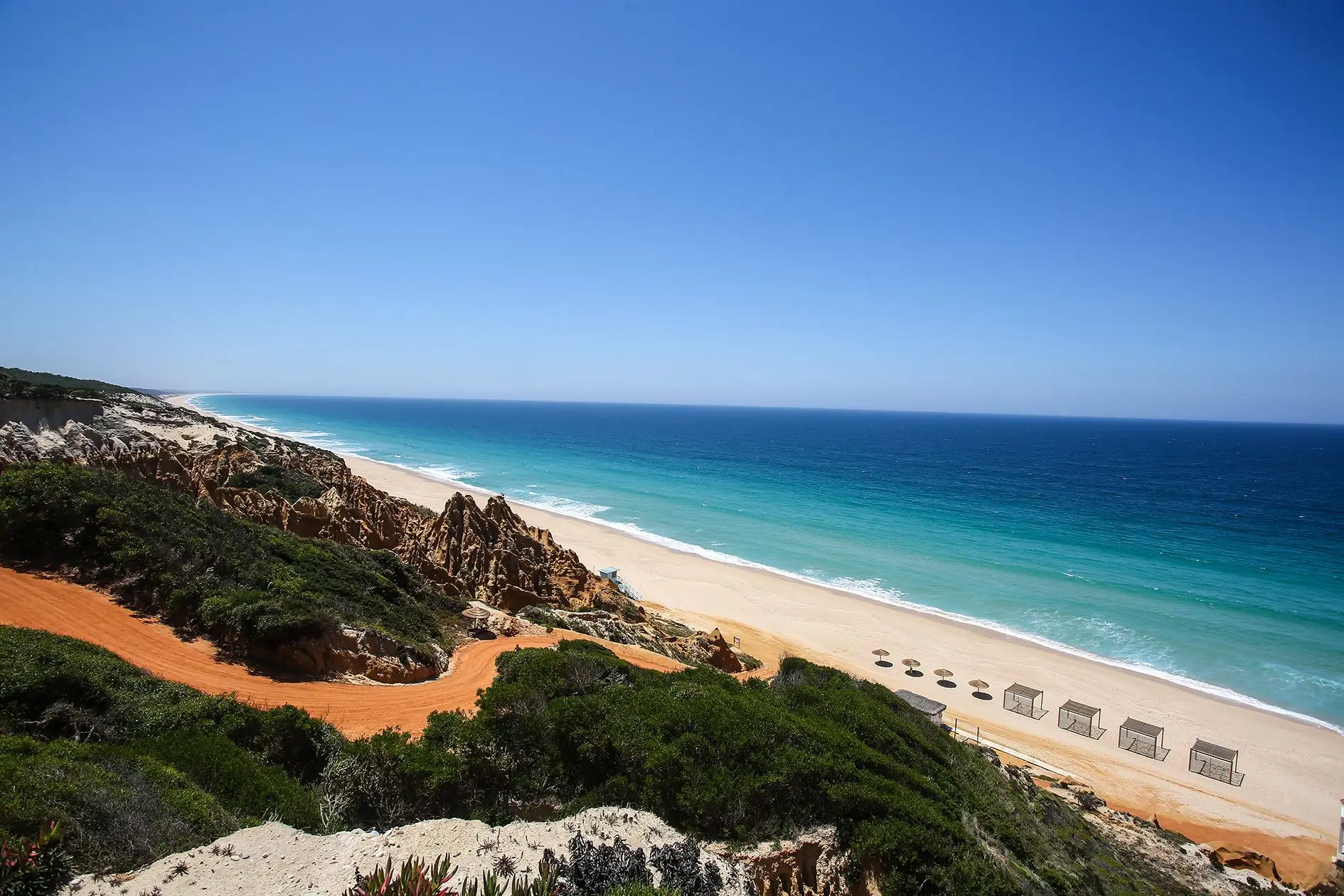 Para aceder à Praia da Galé-Fontainhas é preciso passar uma cancela e mostrar identificação à entrada