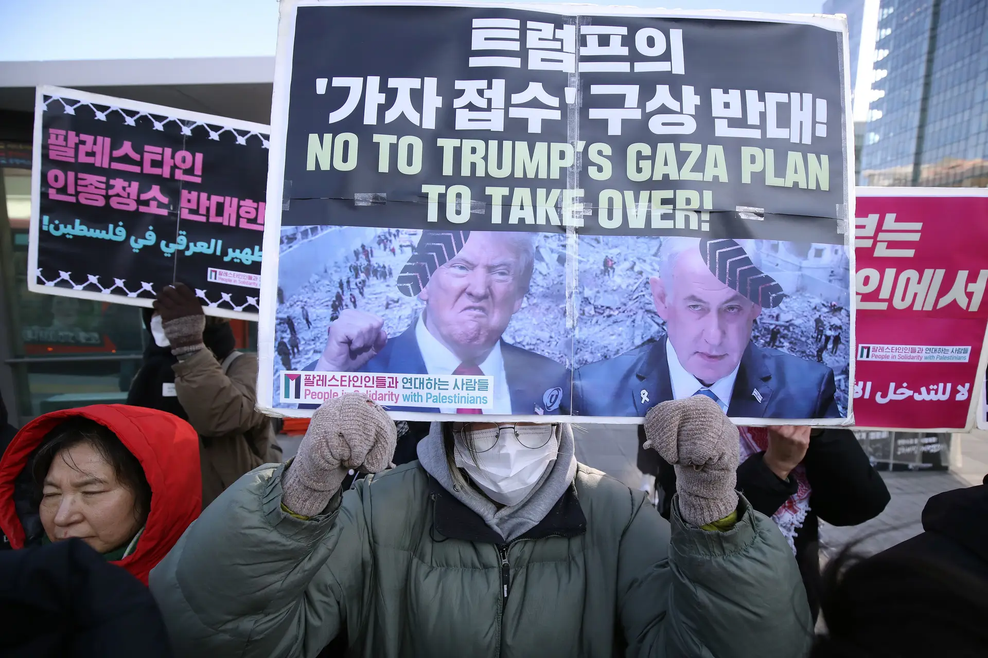 Um grupo de ativistas na Coreia do Sul marcha contra o plano de Trump em retirar os palestinianos de Gaza