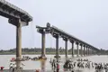 Queda de ponte mata 16 na Índia