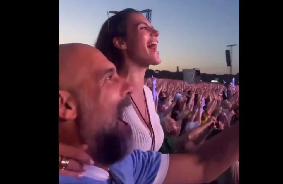 Pep Guardiola eufórico a cantar ‘Don’t Look Back in Anger’ no concerto dos Oasis em Manchester