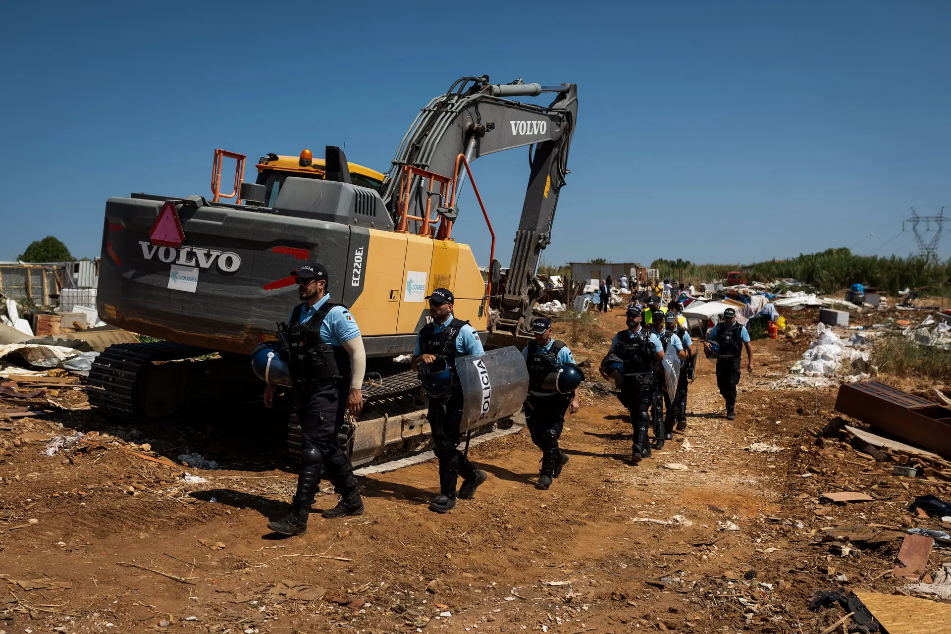 Demolições no Bairro do Talude, Catujal. Loures, a 15 de julho de 2025. A imagem integra uma reportagem do Expresso no local