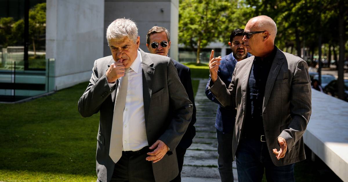 Sócrates defende Delille: "Tribunal destratou sem razão o meu advogado levando ao ato extremo de renunciar"