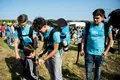 De mochila às costas para matar a sede aos festivaleiros
