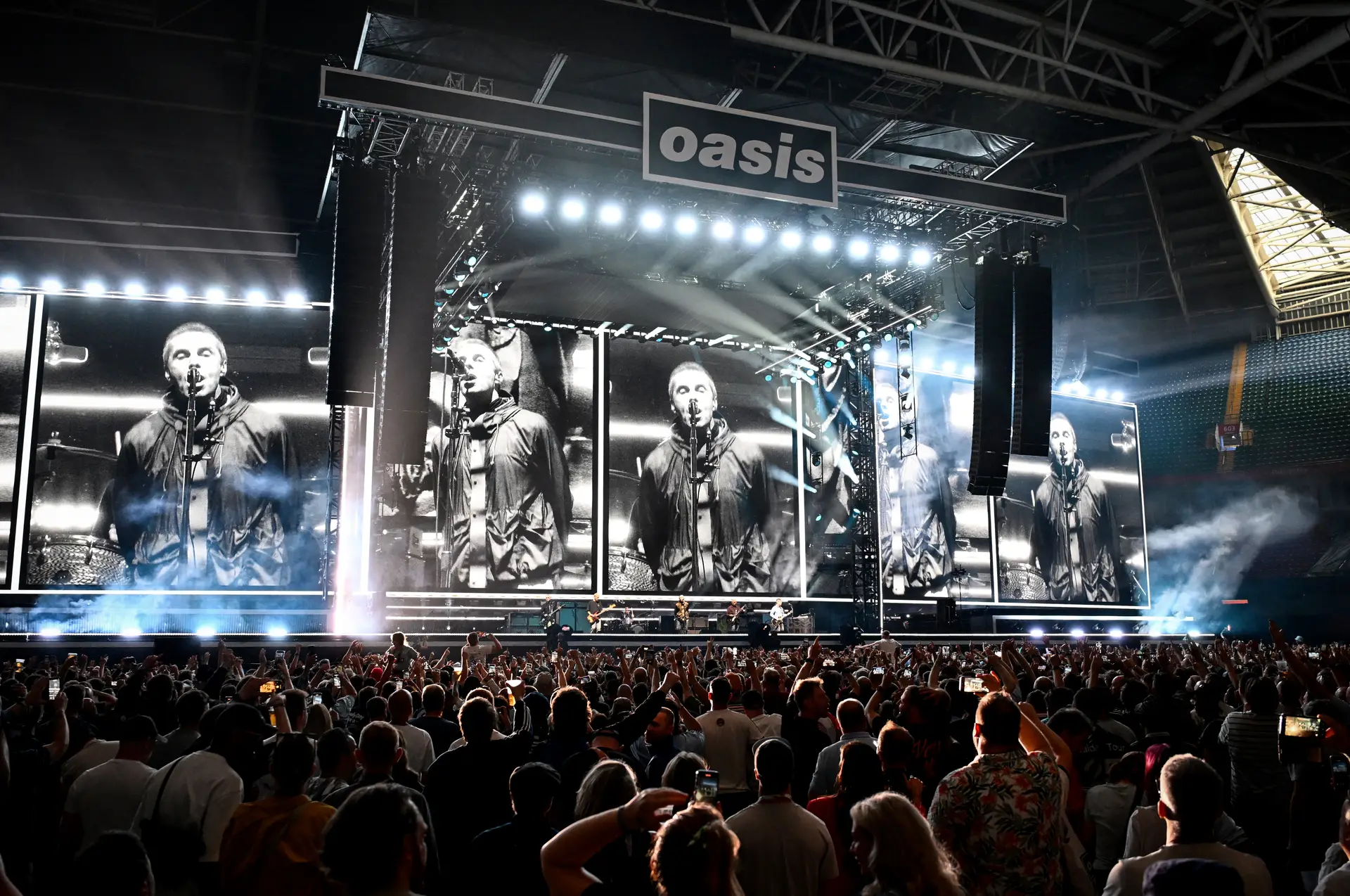 Polícia detém adolescente acusado de planear atentado em concerto dos Oasis: massacre que vitimou criança lusodescendente seria inspiração