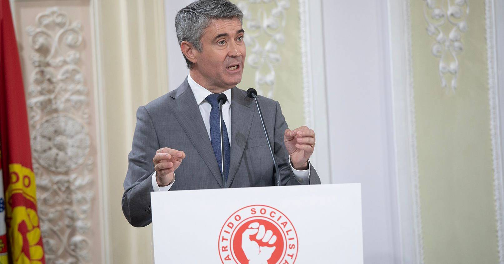 Líder do PS exige resposta do Governo para mitigar tarifas dos EUA "nas empresas do têxtil, vestuário, calçado, vinhos e saúde"