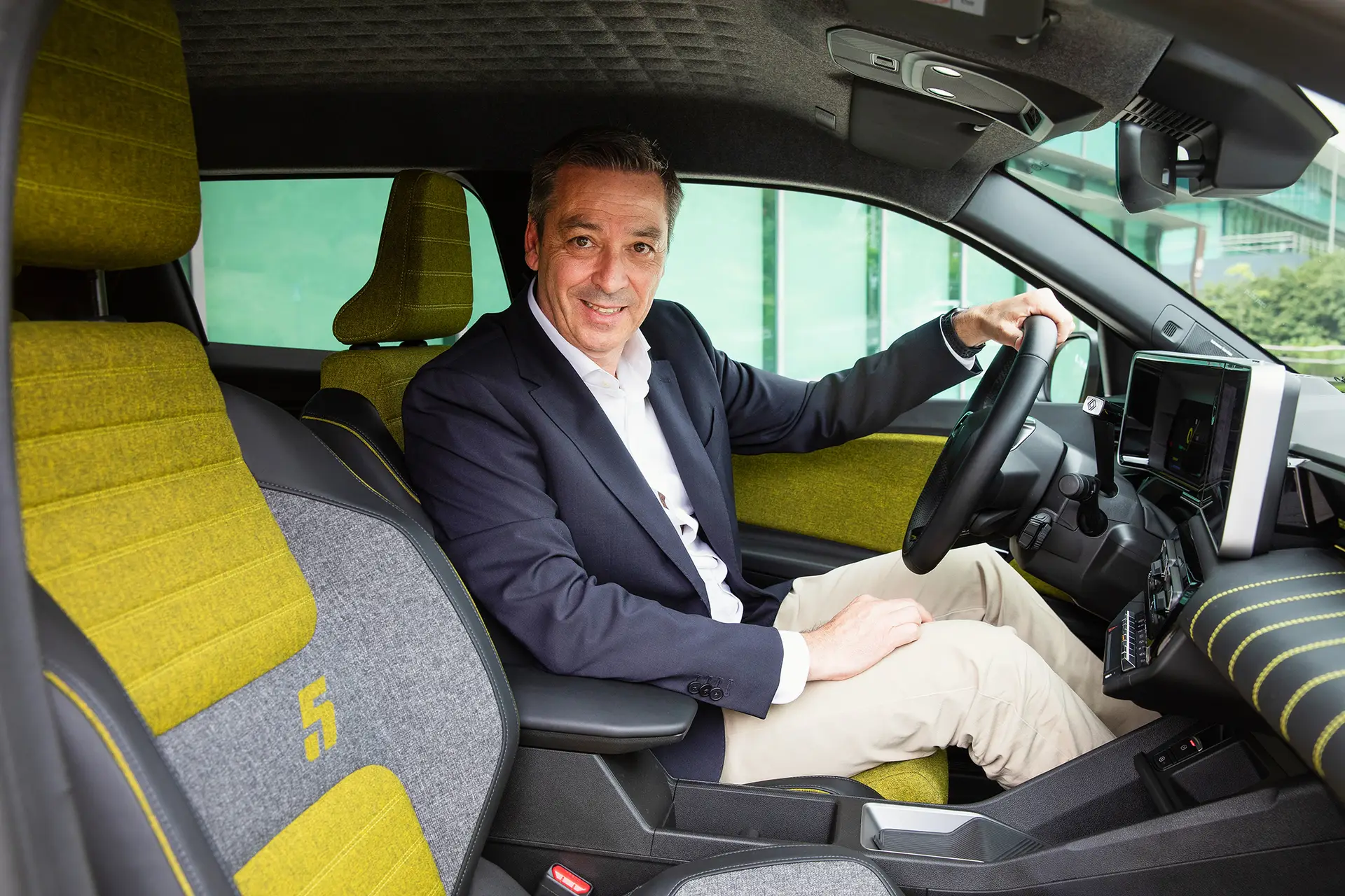 José Pedro Neves a bordo de um Renault 5 elétrico, um dos modelos mais icónicos do grupo automóvel francês, mas agora ‘ligado’ à eletricidade