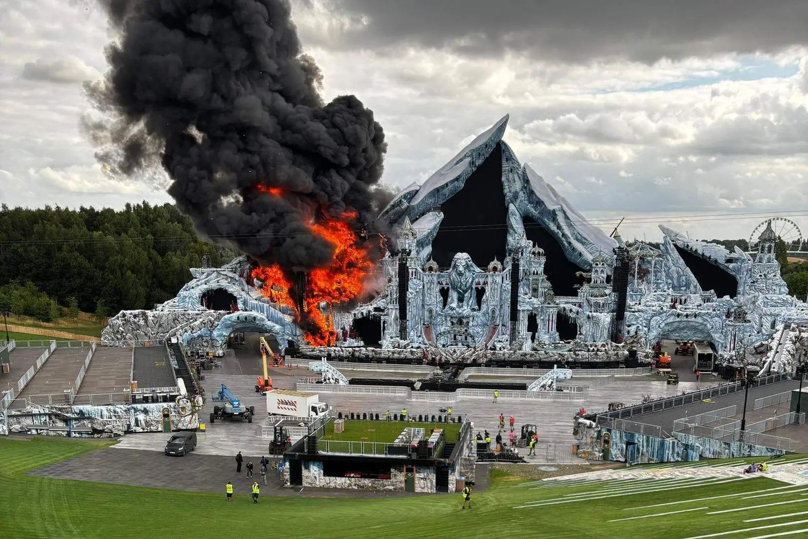 Incêndio atinge palco principal do festival Tomorrowland: faltavam dois dias para a abertura de portas