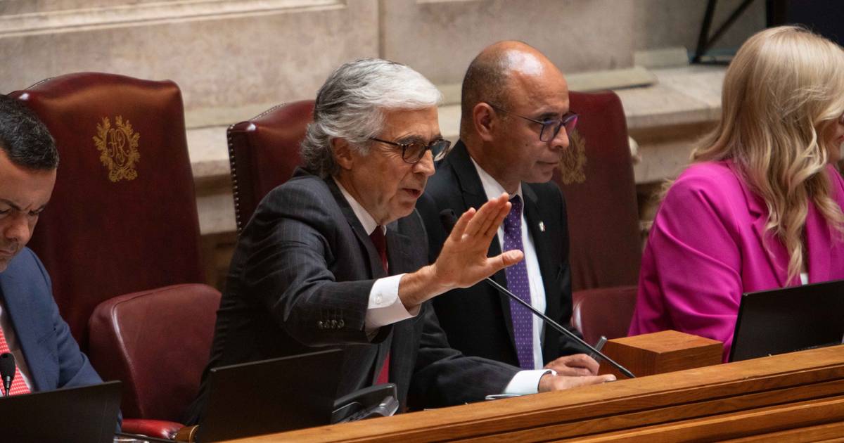 Caso dos beijos: Aguiar-Branco disponível para 'intermediar' pedido de desculpas de deputado do Chega a Isabel Moreira