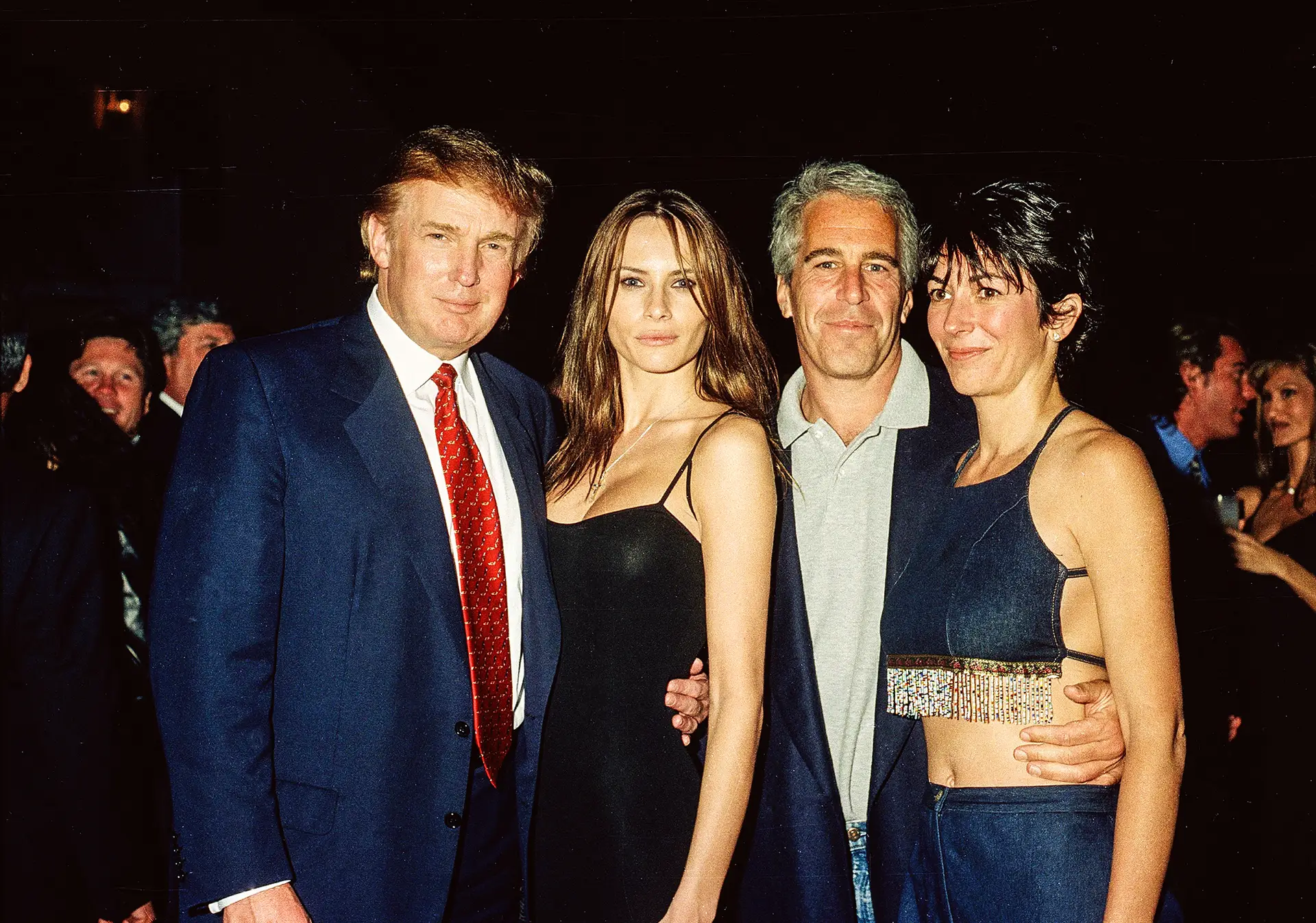 Donald e Melania Trump (namorada, à época), com Jeffrey Epstein e a socialite britânica Ghislaine Maxwell em Mar-a-Lago, em fevereiro de 2000