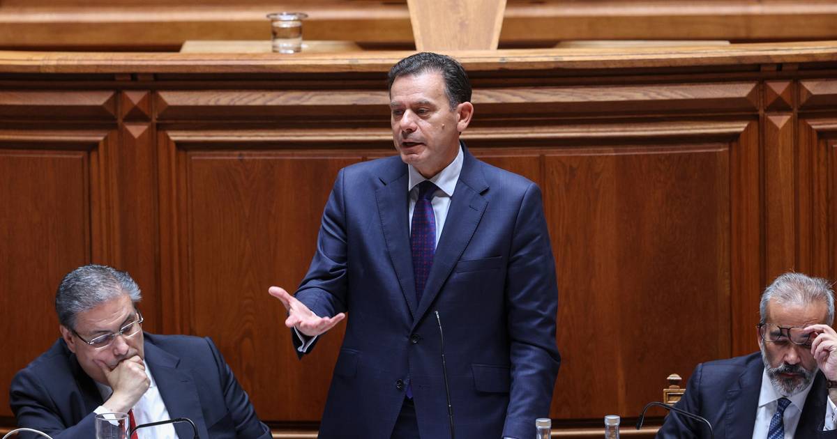 Montenegro admite que "decisão do Governo pode ser reconduzir o atual governador" do Banco de Portugal