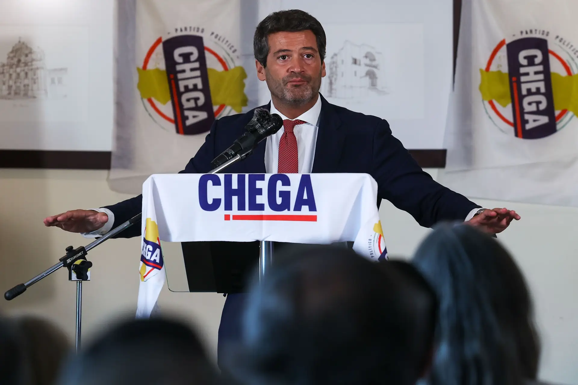Incêndios: Ventura diz que "país ficou estupefacto" e pede demissão de ministra da Administração Interna